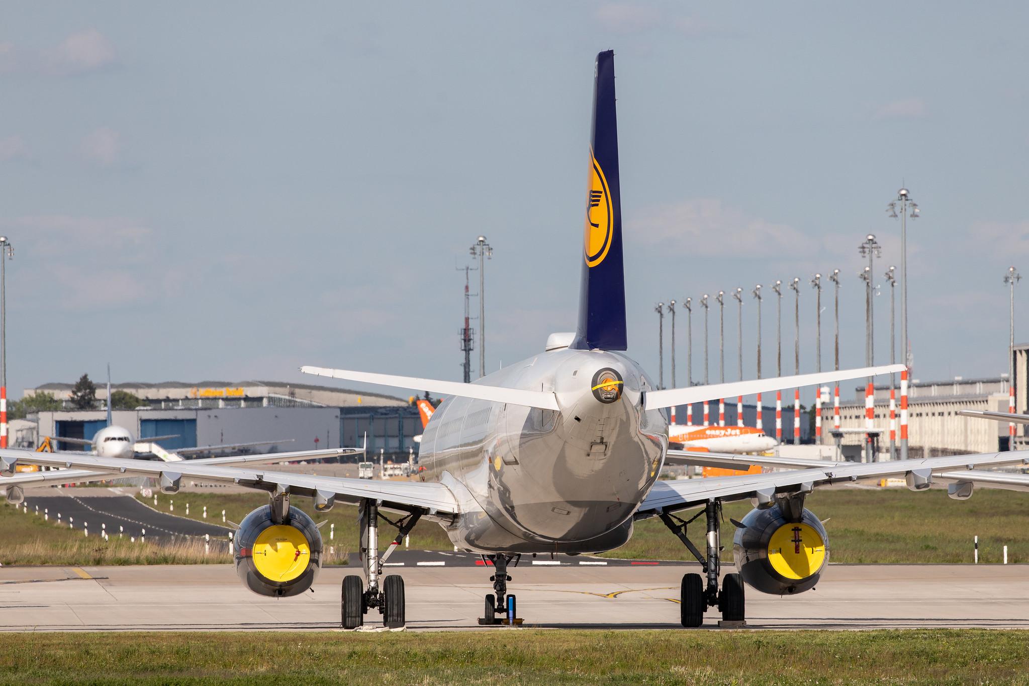 Flughafen Berlin Brandenburg: Geparkte Lufthansa-Maschinen bei Lufthansa Technik am BER