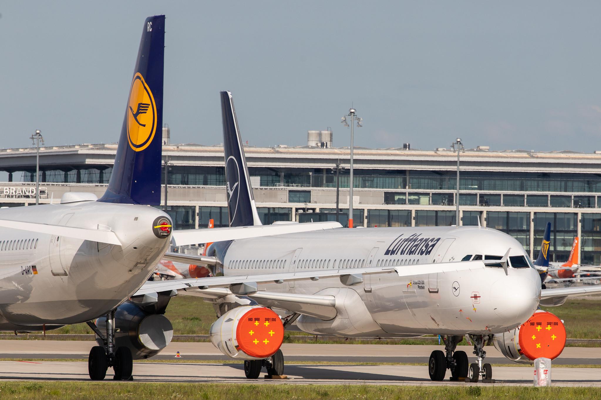 Flughafen Berlin Brandenburg: Geparkte Lufthansa-Maschinen bei Lufthansa Technik am BER