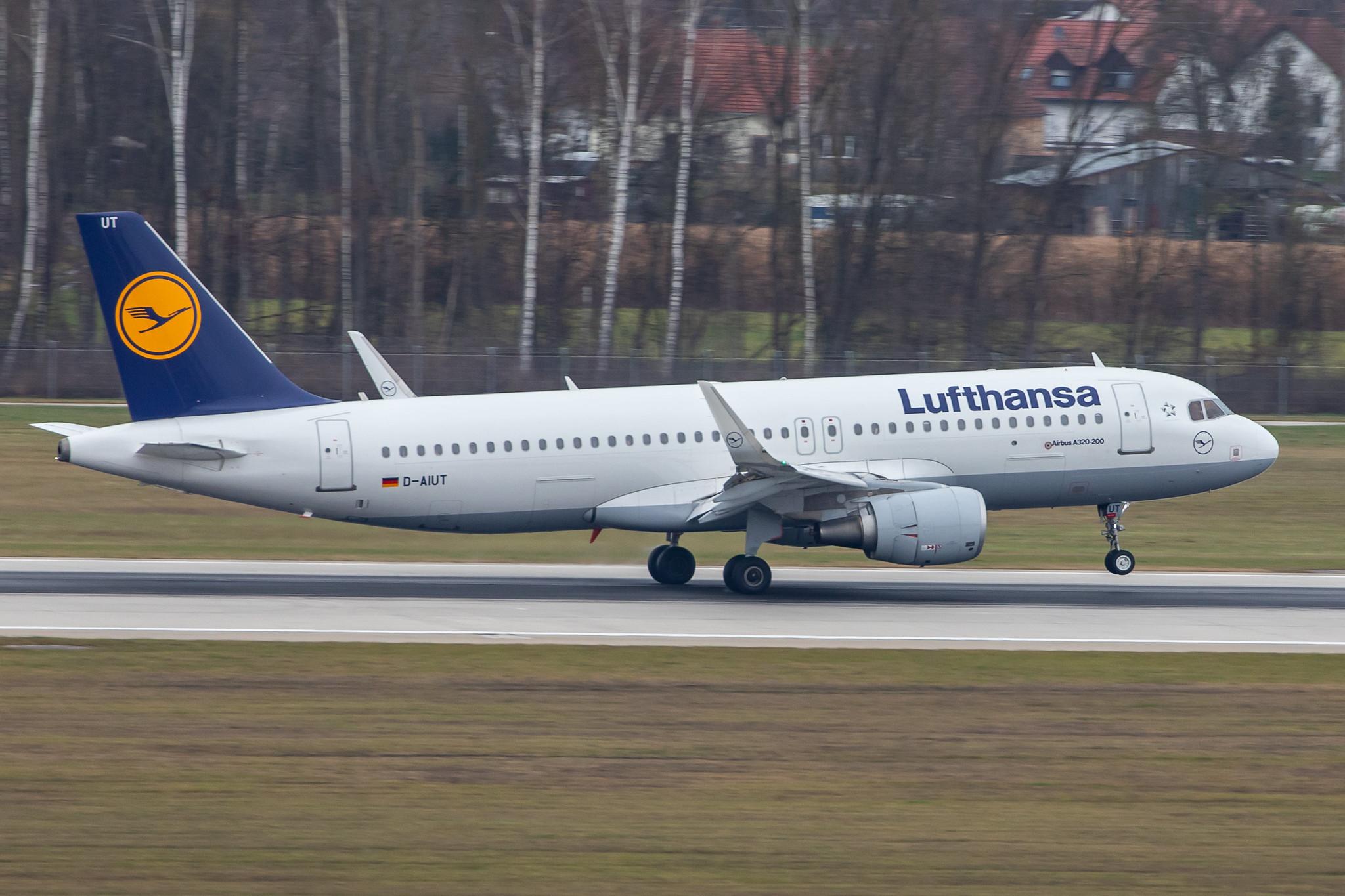 Munich Airport: Lufthansa (LH / DLH) |  Airbus A320-214 A320 | D-AIUT | MSN 7115