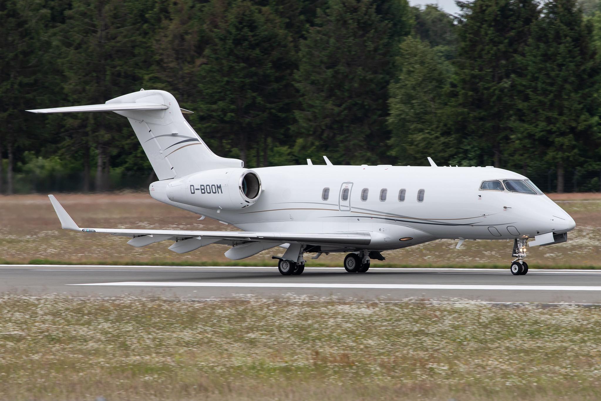 Hamburg Airport: Windrose Air Jetcharter |  Bombardier Challenger 300 CL30 | D-BOOM | MSN 20172