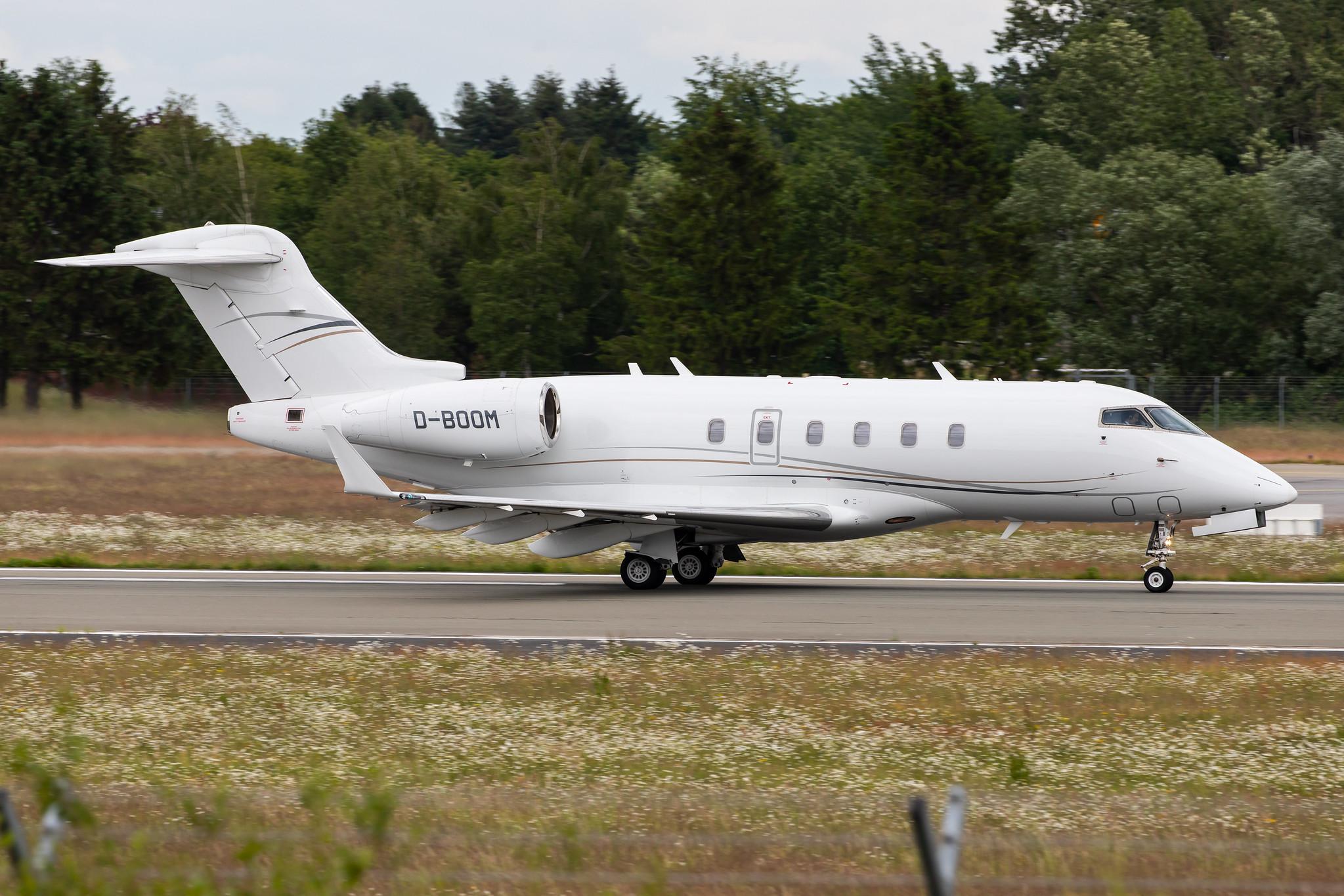 Hamburg Airport: Windrose Air Jetcharter |  Bombardier Challenger 300 CL30 | D-BOOM | MSN 20172