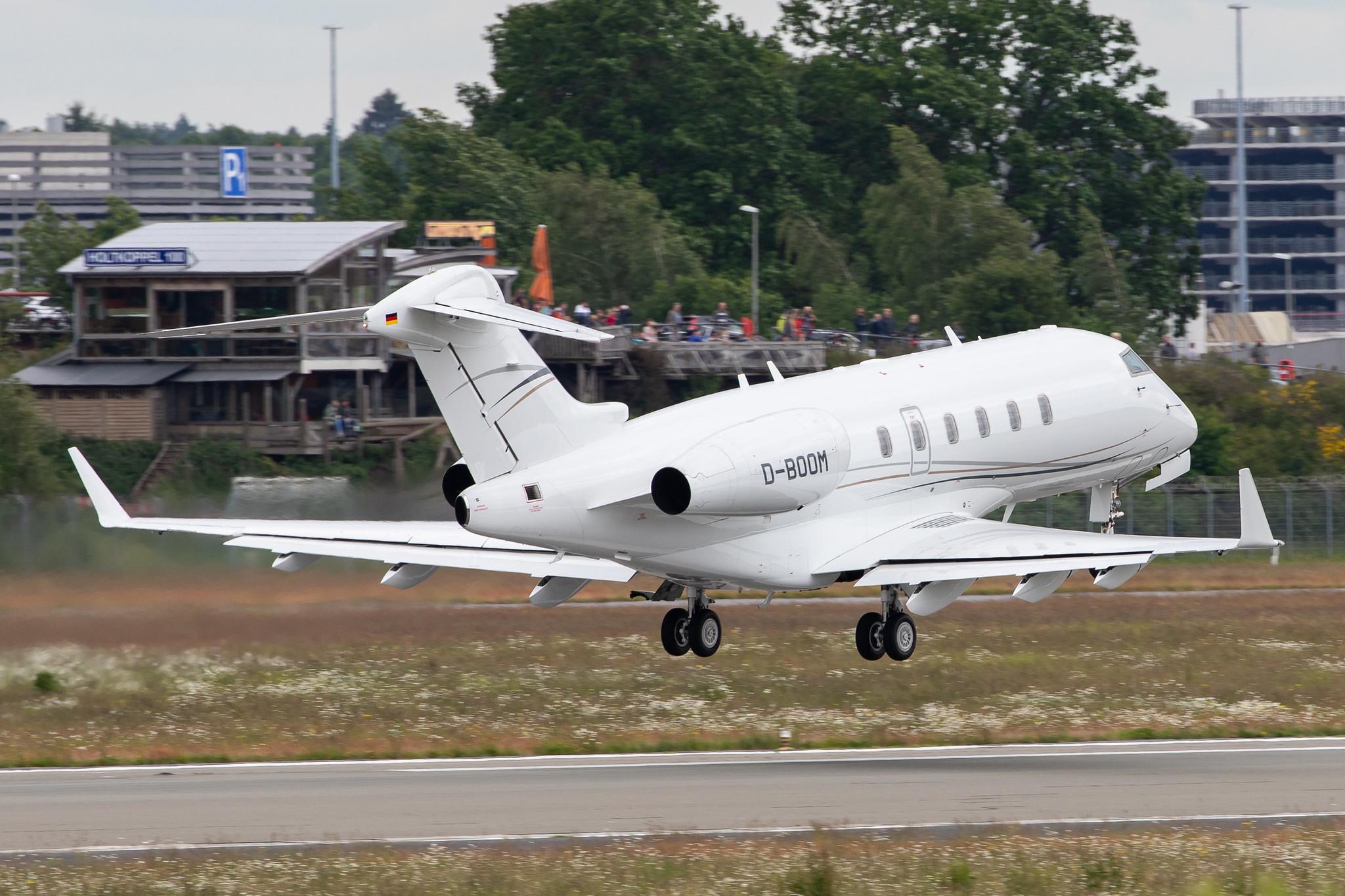 Hamburg Airport: Windrose Air Jetcharter |  Bombardier Challenger 300 CL30 | D-BOOM | MSN 20172