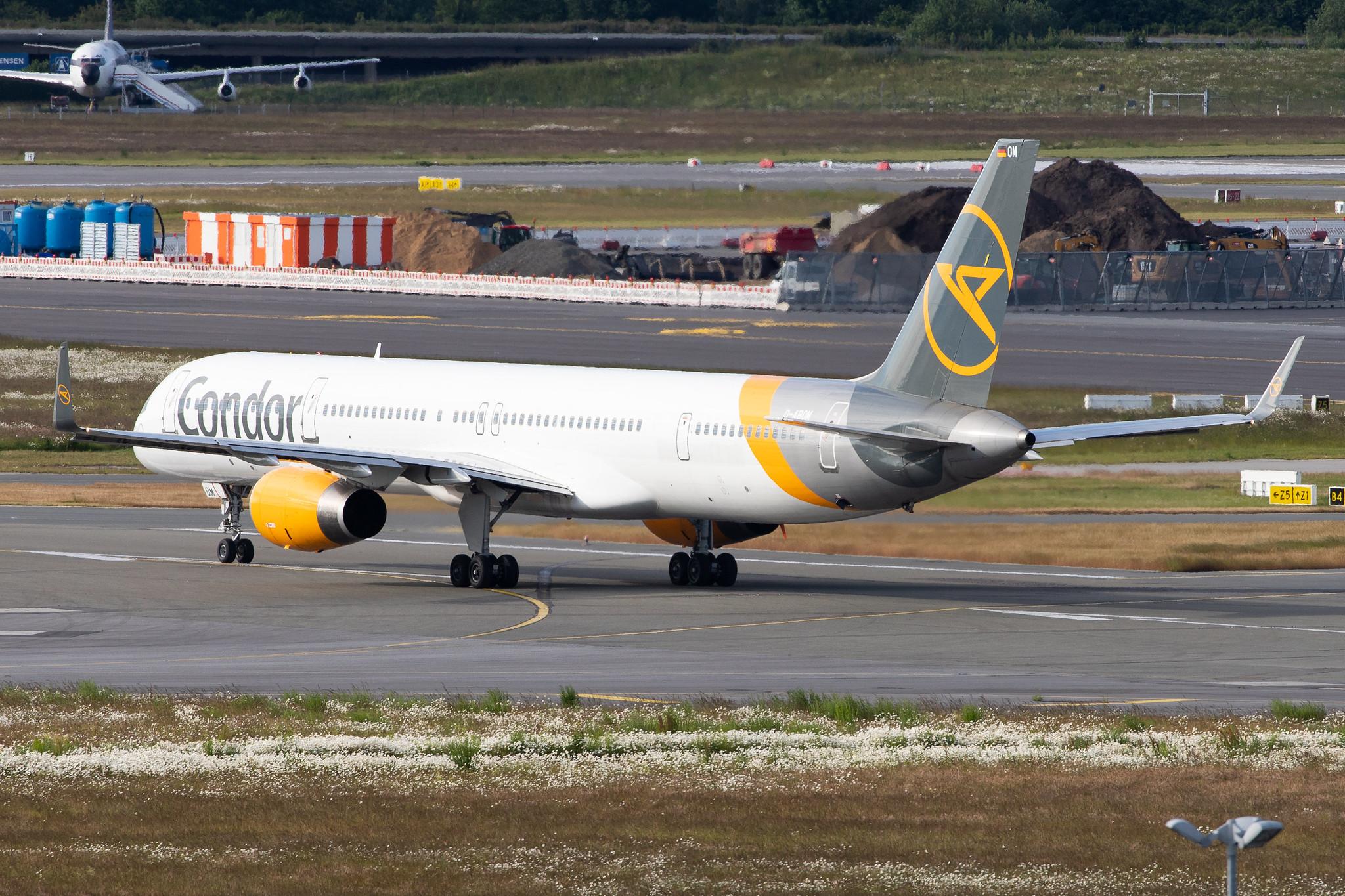 Hamburg Airport: Condor (DE / CFG) |  Boeing 757-330 B753 | D-ABOM | MSN 29022