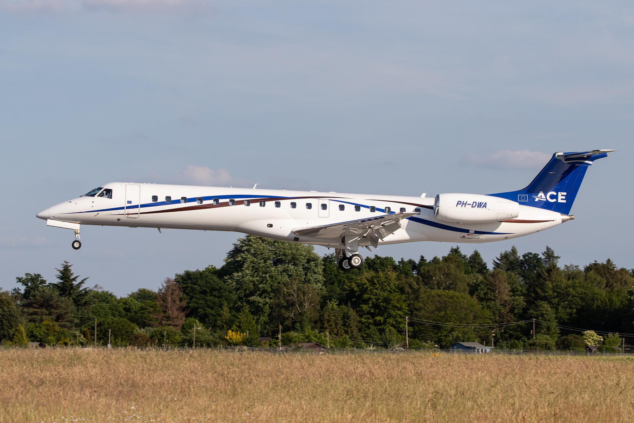 Hamburg Airport: JetNetherlands |  Embraer ERJ-145LR E145 | PH-DWA | MSN 14501000