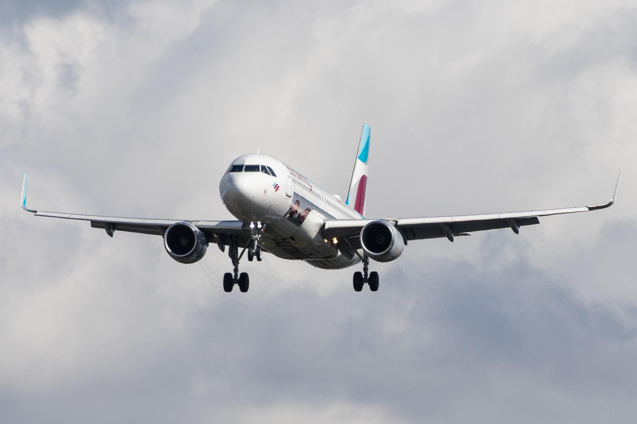 Hamburg Airport: Eurowings (EW / EWG) |  Livery: AVIS Livery |  Airbus A320-214 A320 | D-AEWS | MSN 7439