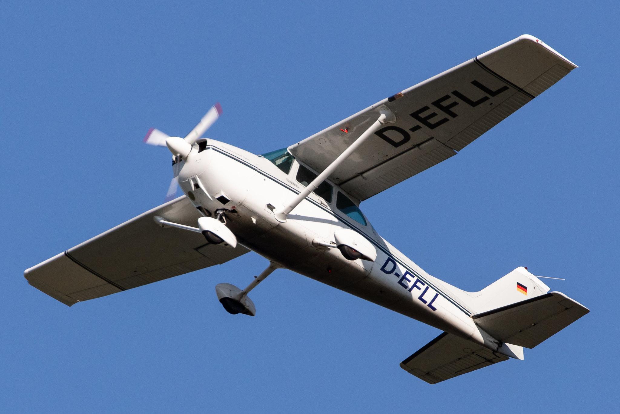 Hamburg Airport: Private owner |  Cessna 172P Skyhawk C172 | D-EFLL | MSN 172-75489