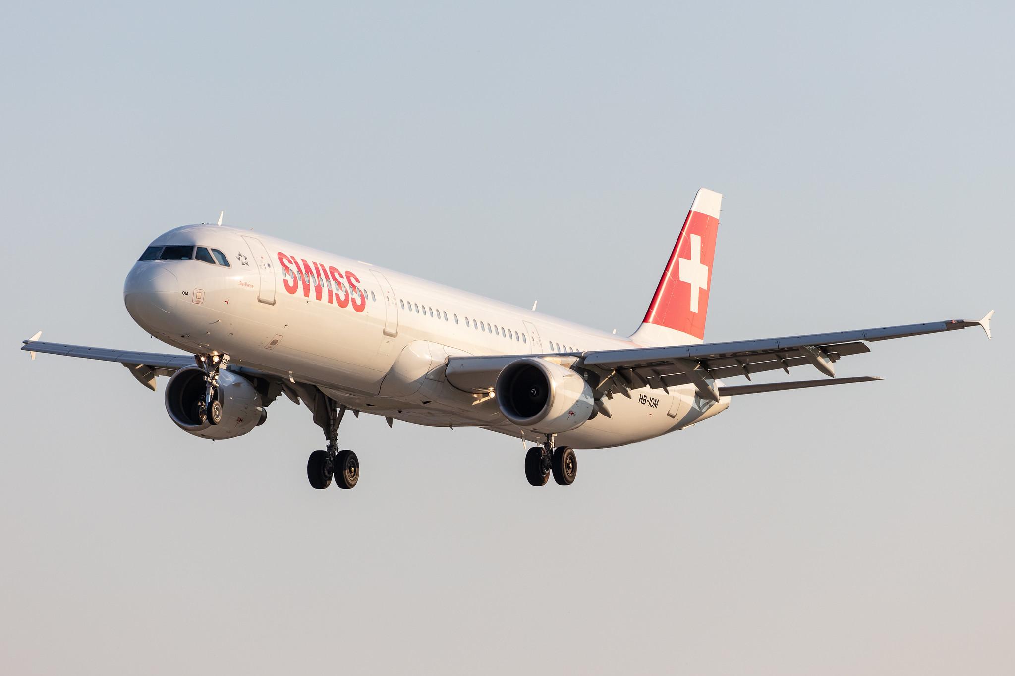 Hamburg Airport: Swiss (LX / SWR) |  Airbus A321-212 A321 | HB-IOM | MSN 4534