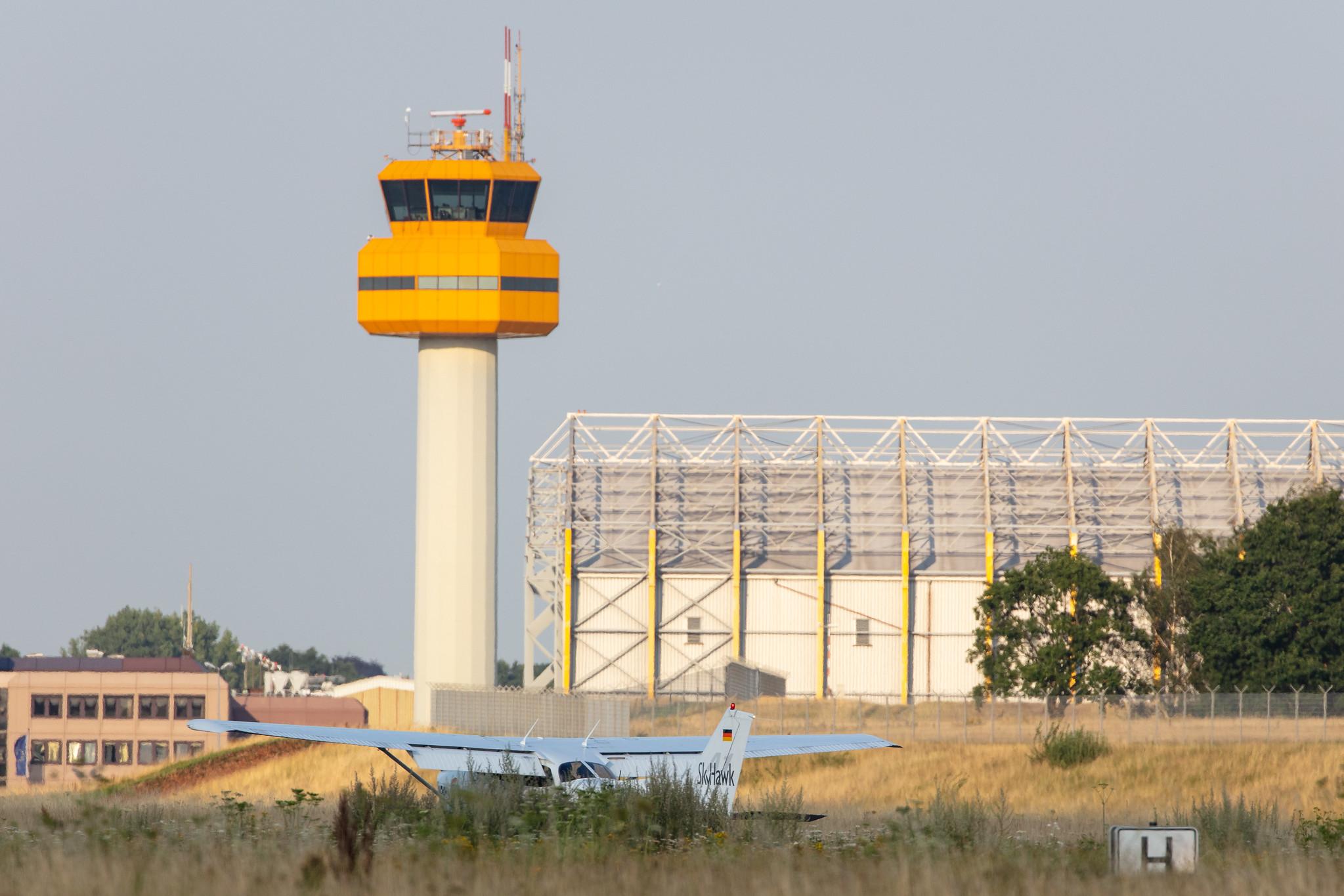 Hamburg Airport: Private Owner |  Cessna 172R Skyhawk II C172 | D-EOSG | MSN 17281200