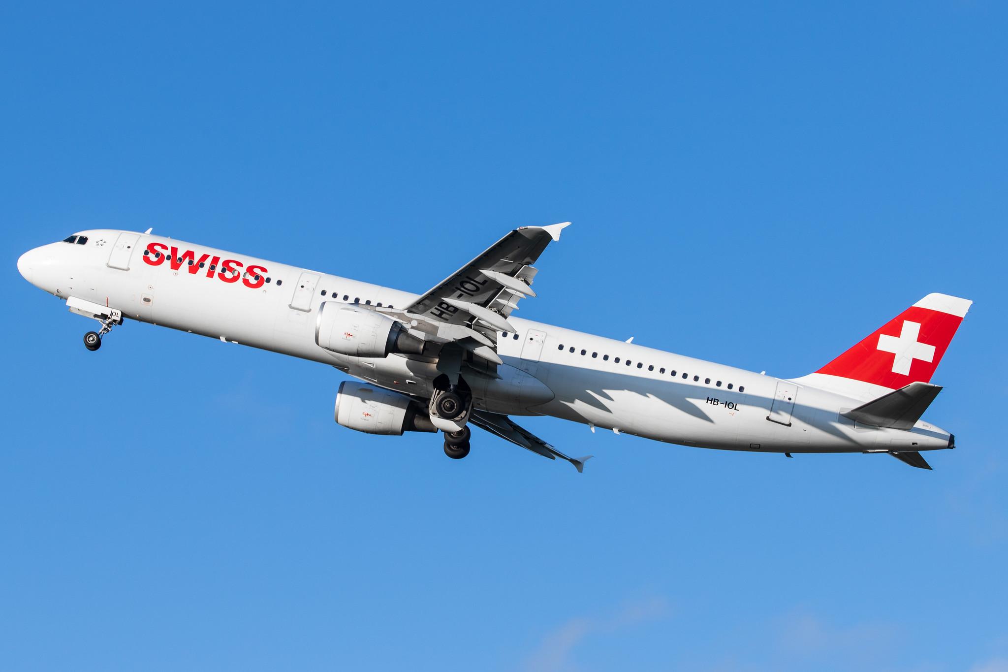 Hamburg Airport: Swiss (LX / SWR) |  Airbus A321-111 A321 | HB-IOL | MSN 1144