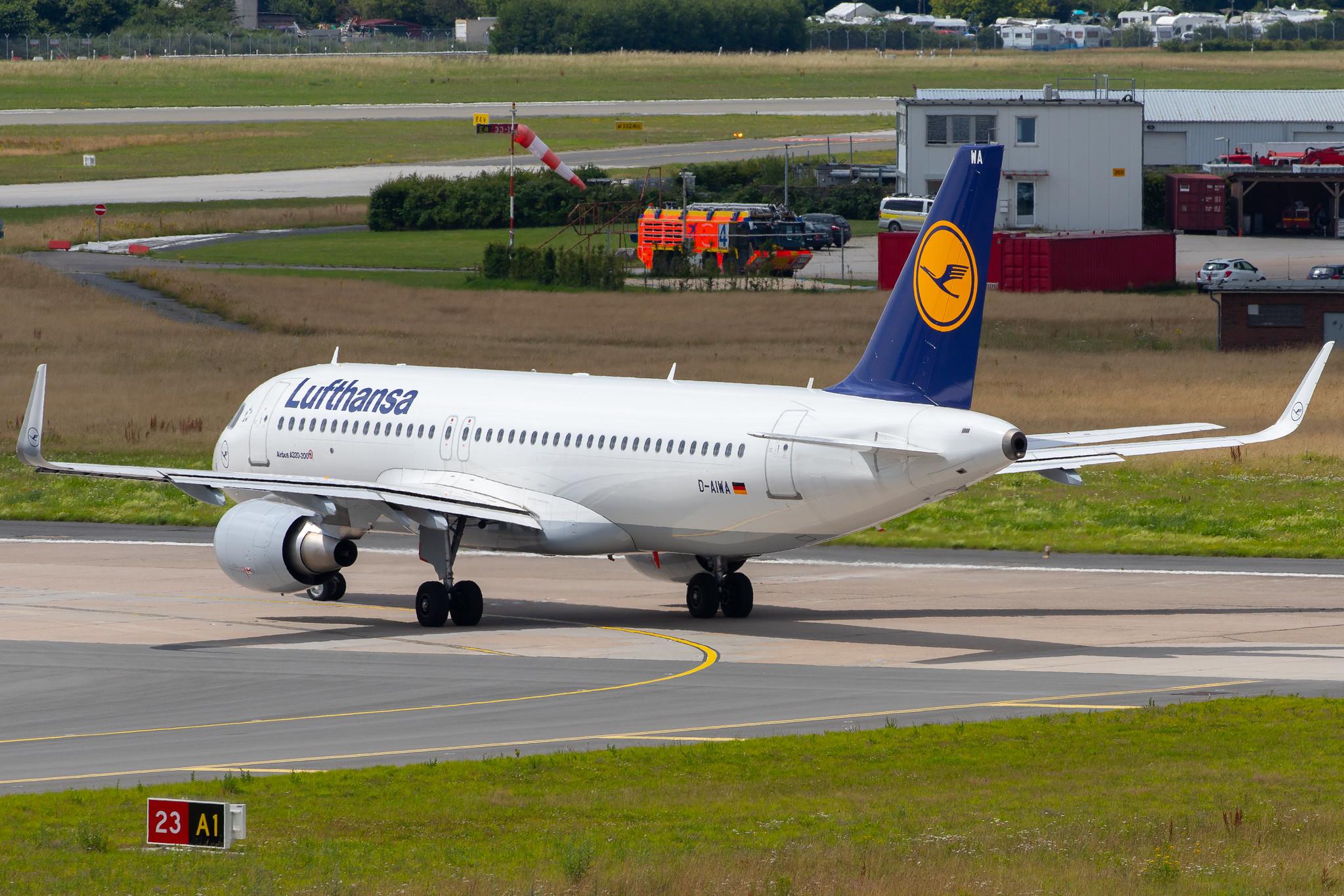 Hamburg Airport: Lufthansa (LH / DLH) |  Airbus A320-214 A320 | D-AIWA | MSN 7681