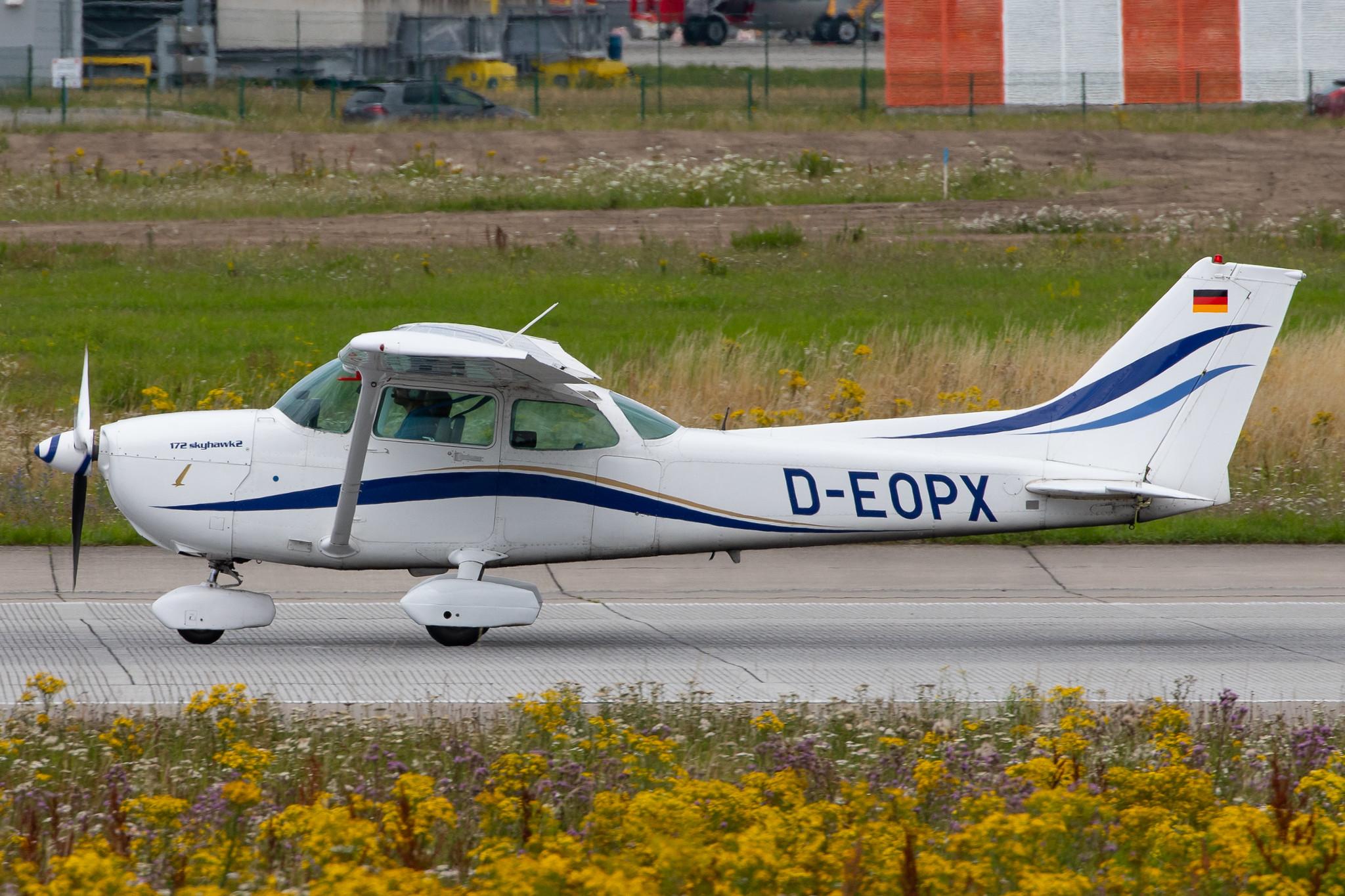 Hamburg Finkenwerder: Private Owner |  Cessna 172P Skyhawk II C172 | D-EOPX | MSN 172-75187