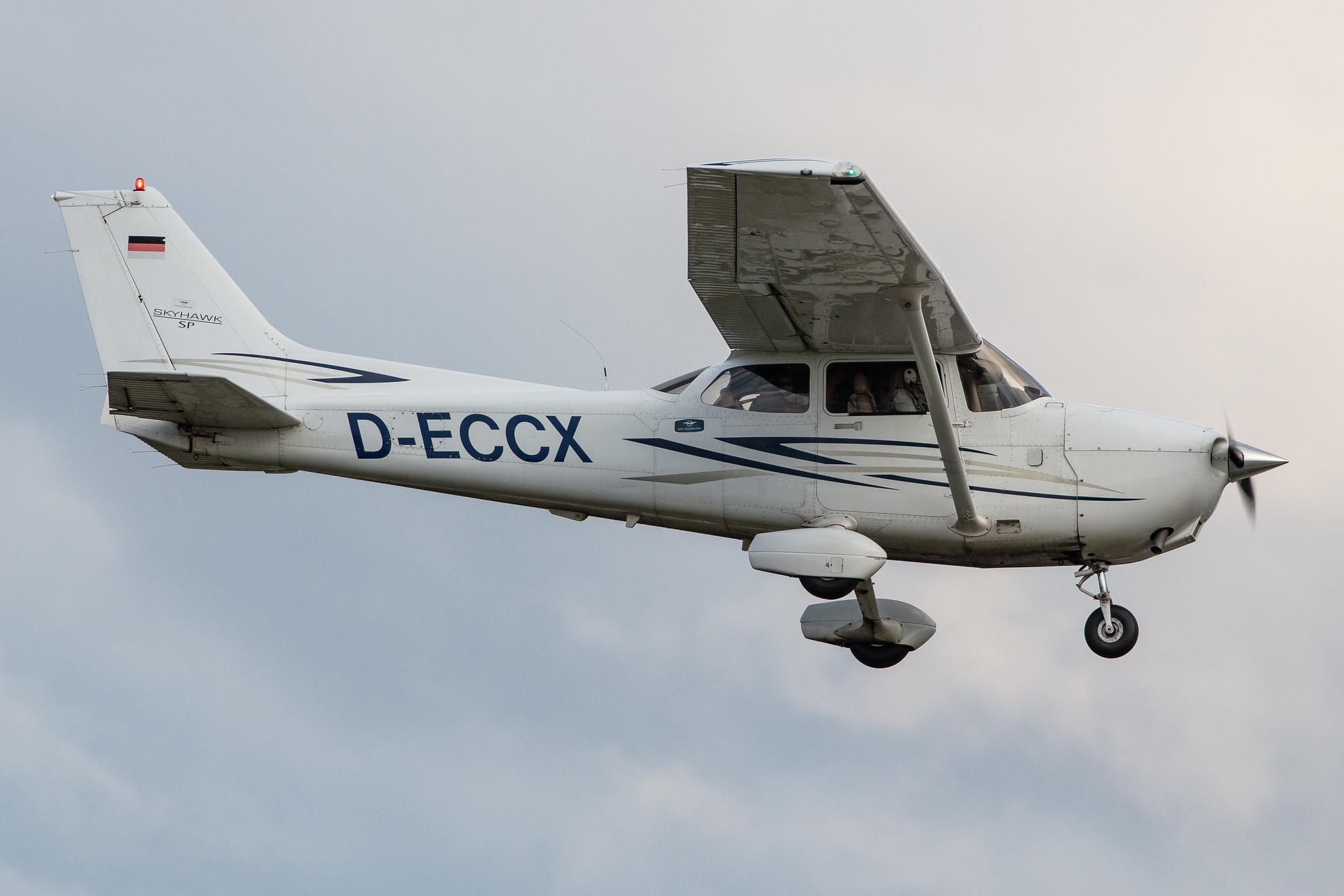 Hamburg Airport: Flugschule Hamburg |  Cessna 172S C172 | D-ECCX | MSN 172S10428