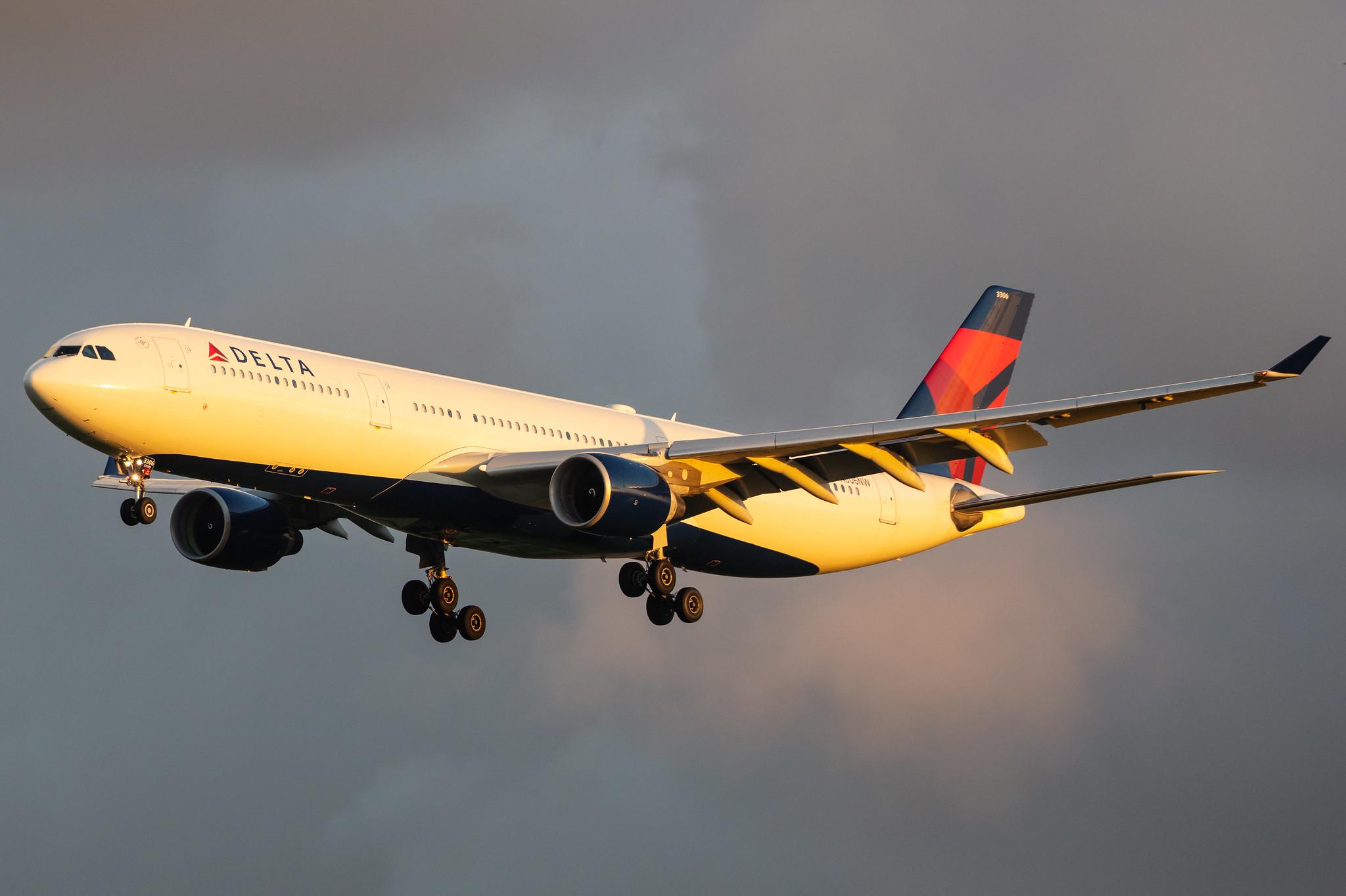 Amsterdam Airport Schiphol: Delta Air Lines (DL / DAL) |  Airbus A330-323 A333 | N806NW | MSN 0578