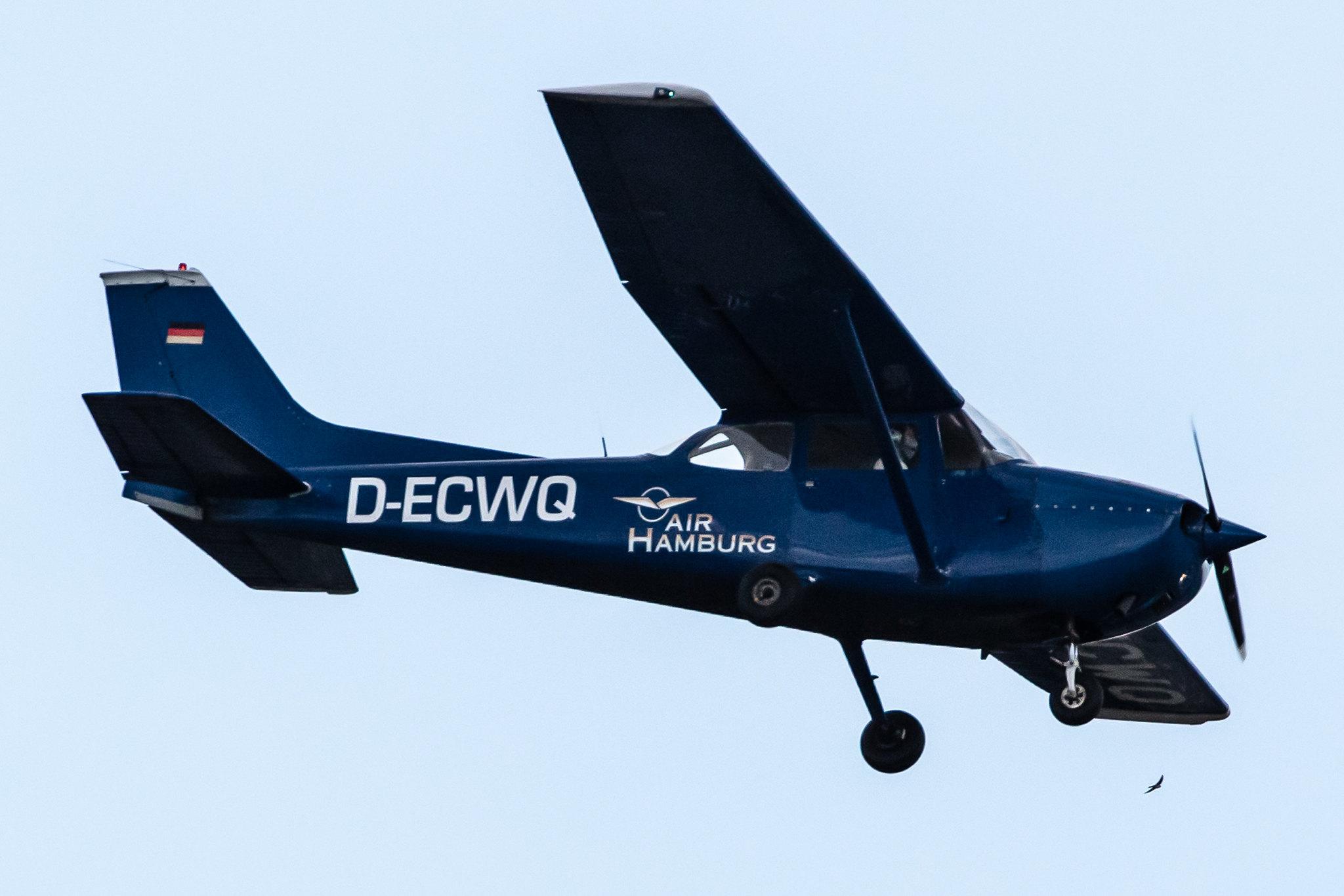 Hamburg Airport: Flugschule Hamburg |  Cessna F172M Skyhawk C172 | D-ECWQ | MSN 0950