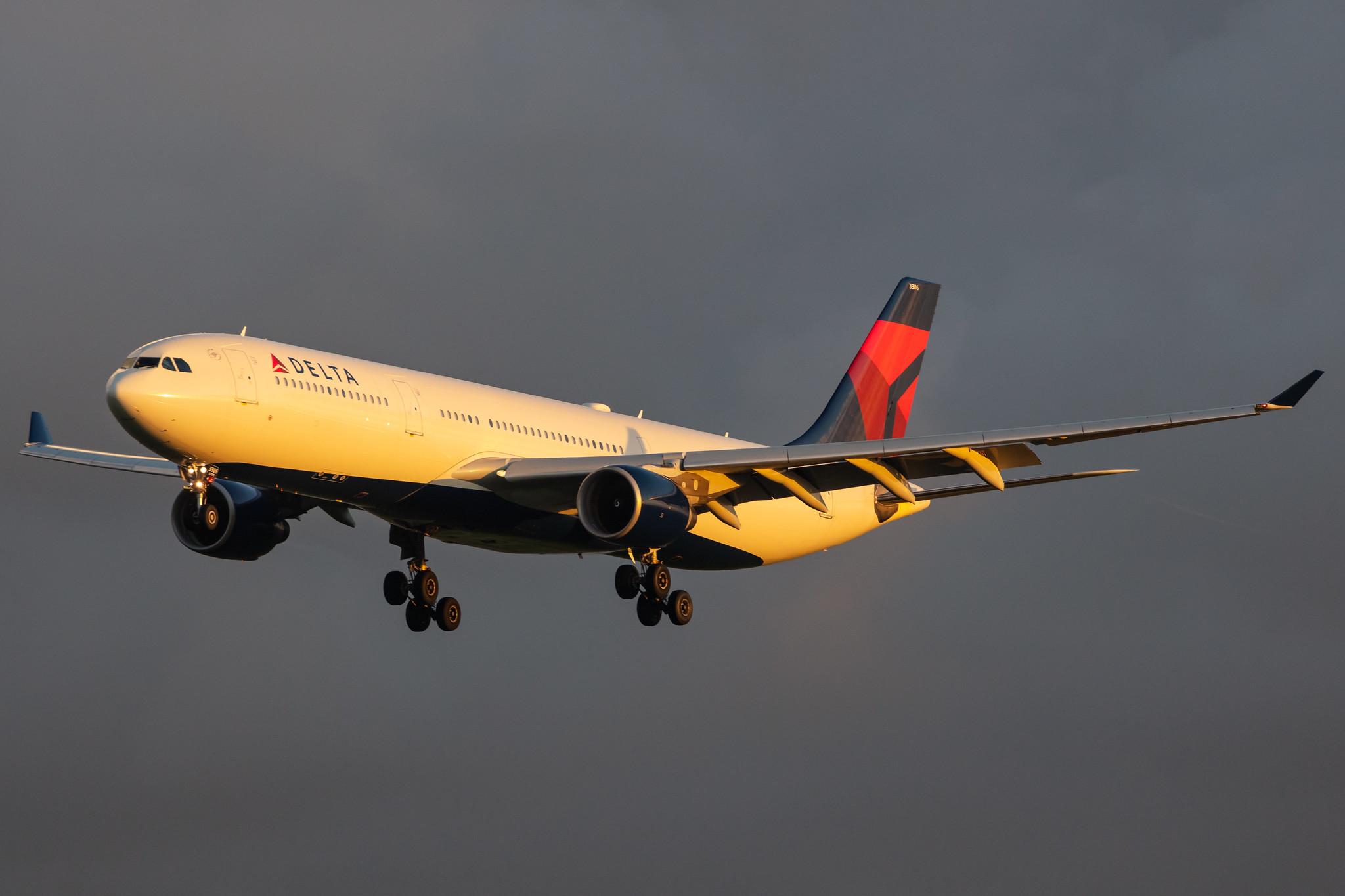 Amsterdam Airport Schiphol: Delta Air Lines (DL / DAL) |  Airbus A330-323 A333 | N806NW | MSN 0578