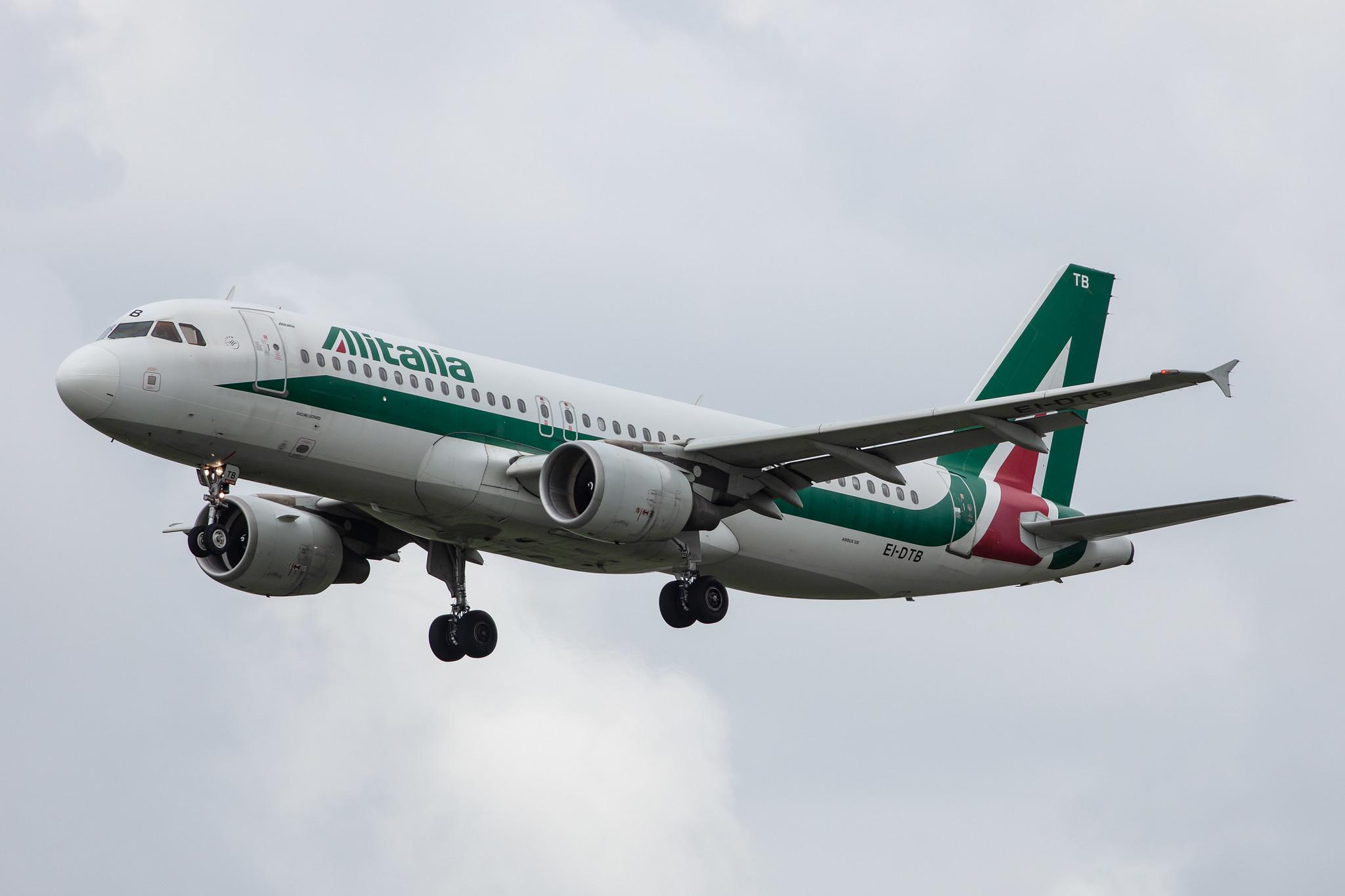 Amsterdam Airport Schiphol: Alitalia (AZ / AZA) |  Airbus A320-216 A320 | EI-DTB | MSN 3815