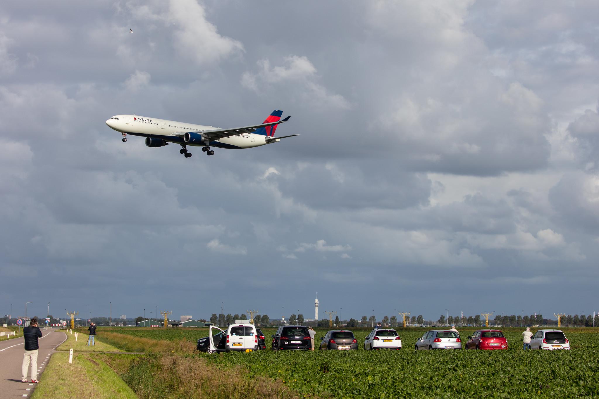 Amsterdam Airport Schiphol: Delta Air Lines (DL / DAL) |  Airbus A330-302 A333 | N824NW | MSN 1637