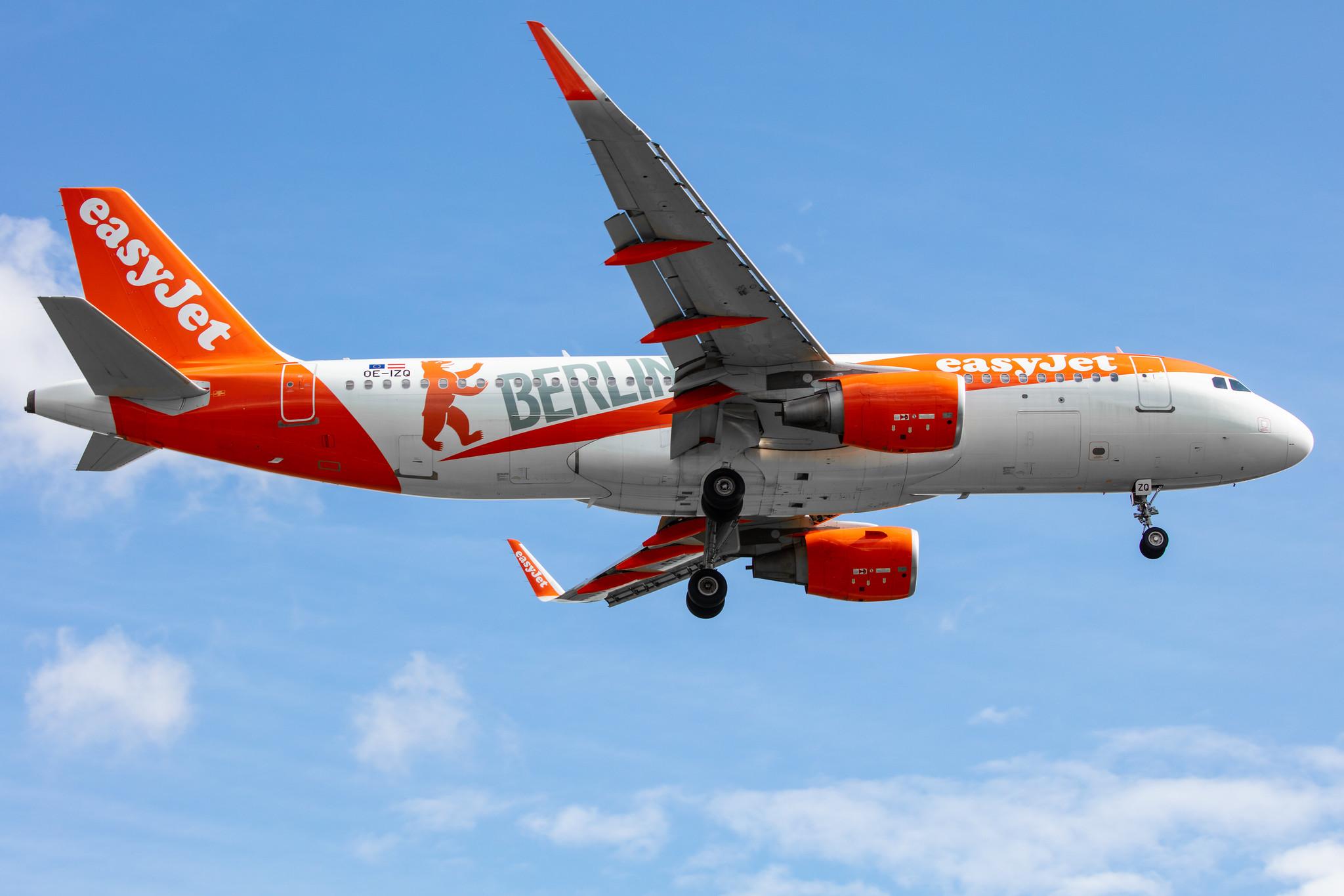 Amsterdam Airport Schiphol: easyJet (U2 / EZY) |  Livery: Berlin Livery | Operator: easyJet Europe |  Airbus A320-214 A320 | OE-IZQ | MSN 6877