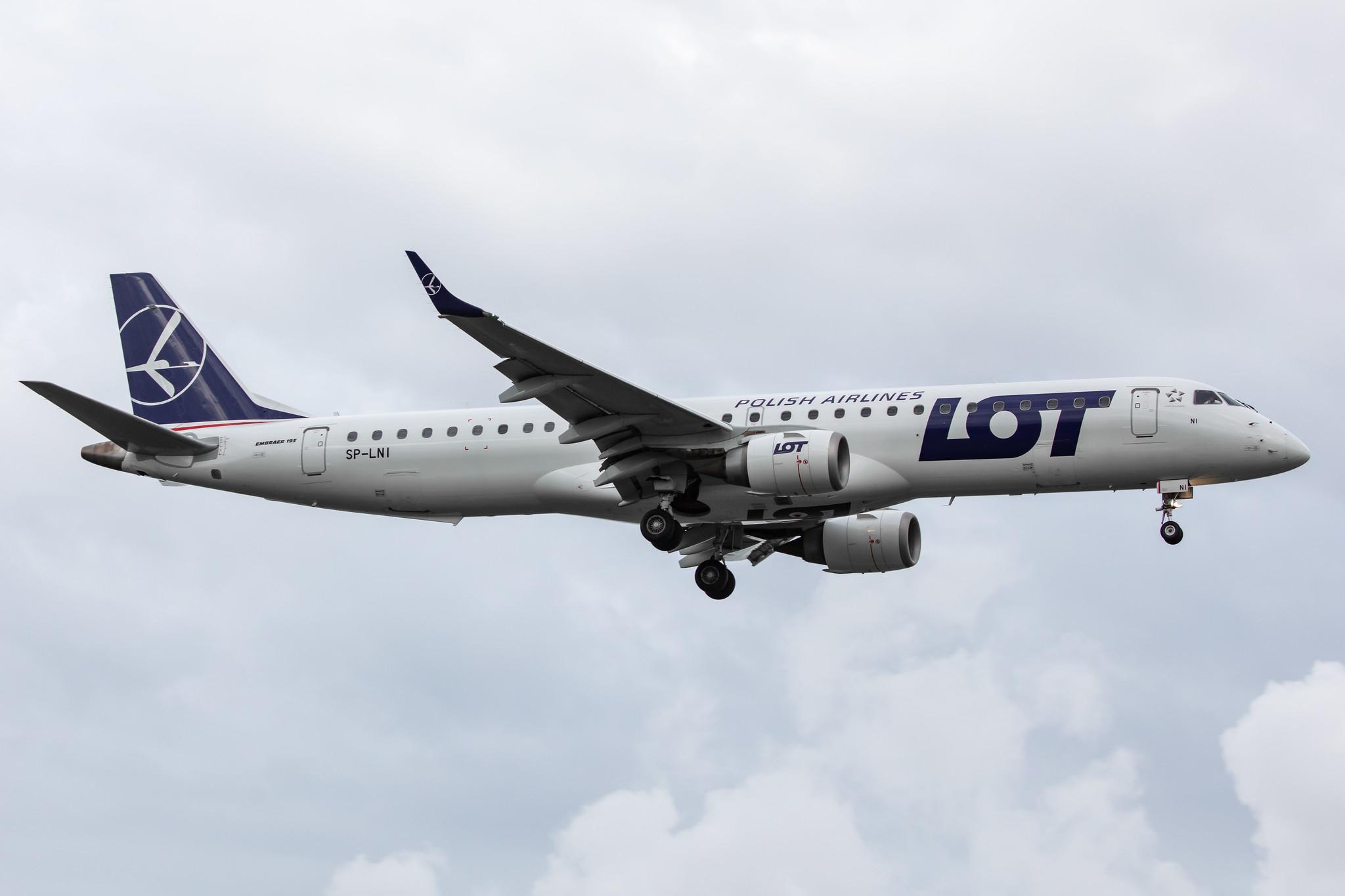 Amsterdam Airport Schiphol: LOT (LO / LOT) |  Embraer E195LR E195 | SP-LNI | MSN 19000240