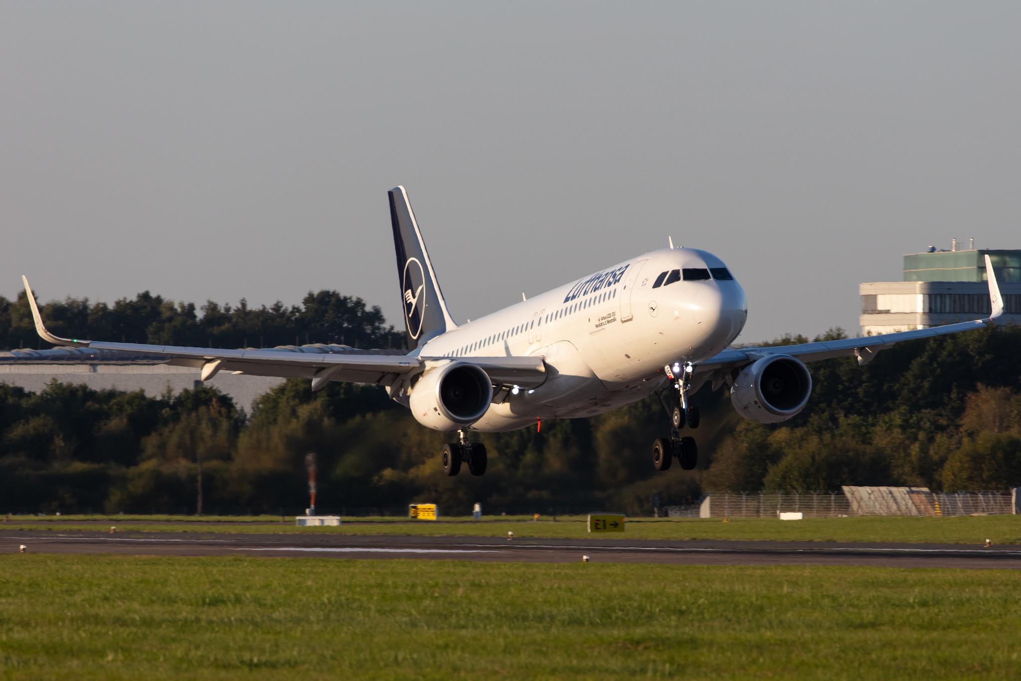 Hamburg Airport: Lufthansa (LH / DLH) |  Airbus A320-214 A320 | D-AIWE | MSN 8680