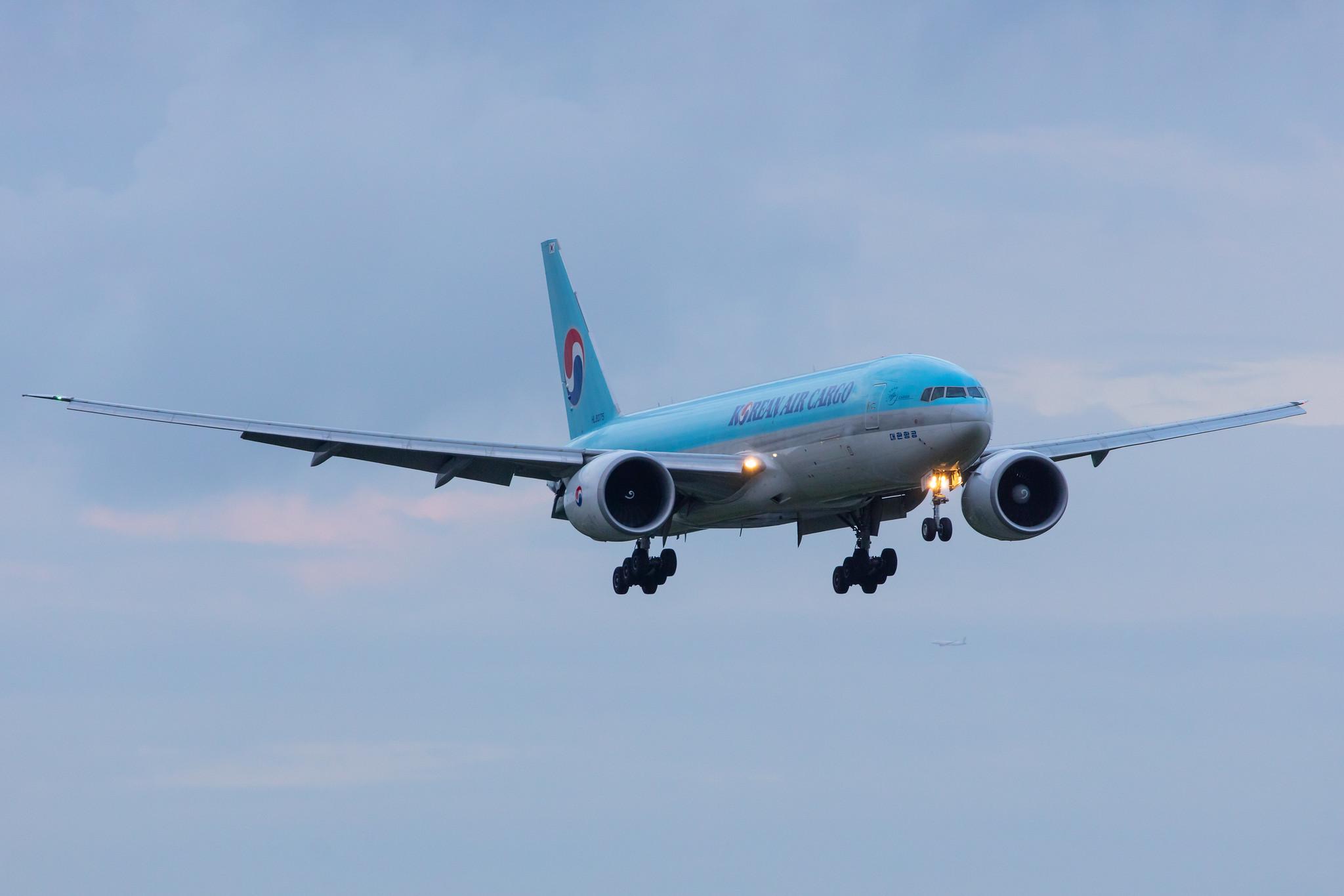Amsterdam Airport Schiphol: Korean Air Cargo (KE / KAL) | Operator: Korean Air |  Boeing 777-FEZ B77L | HL8075 | MSN 62631