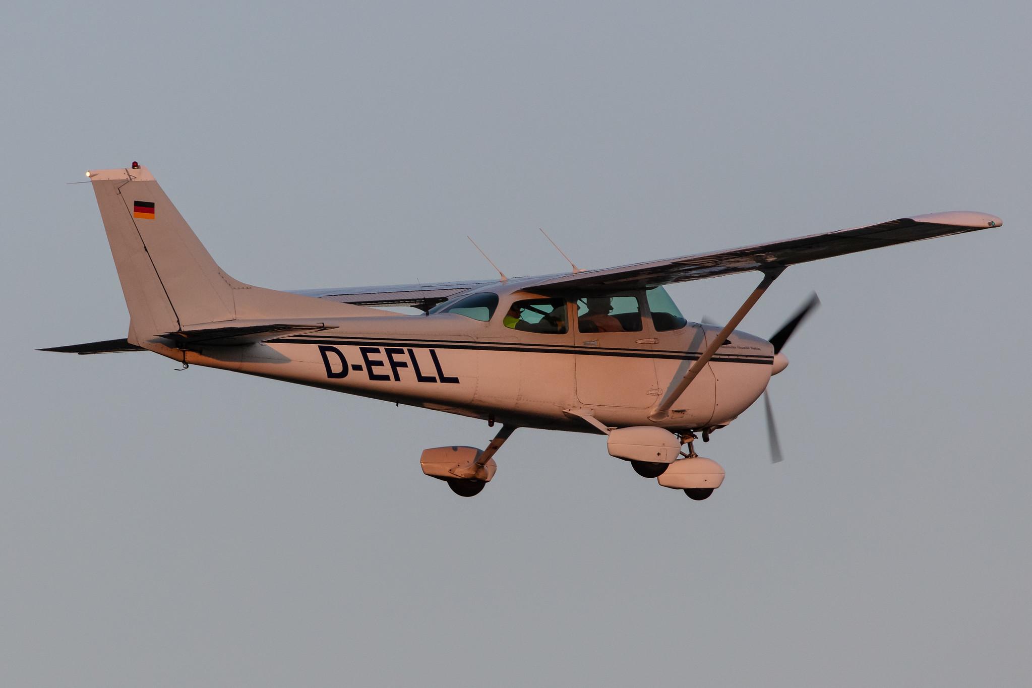 Hamburg Airport: Private owner |  Cessna 172P Skyhawk C172 | D-EFLL | MSN 172-75489