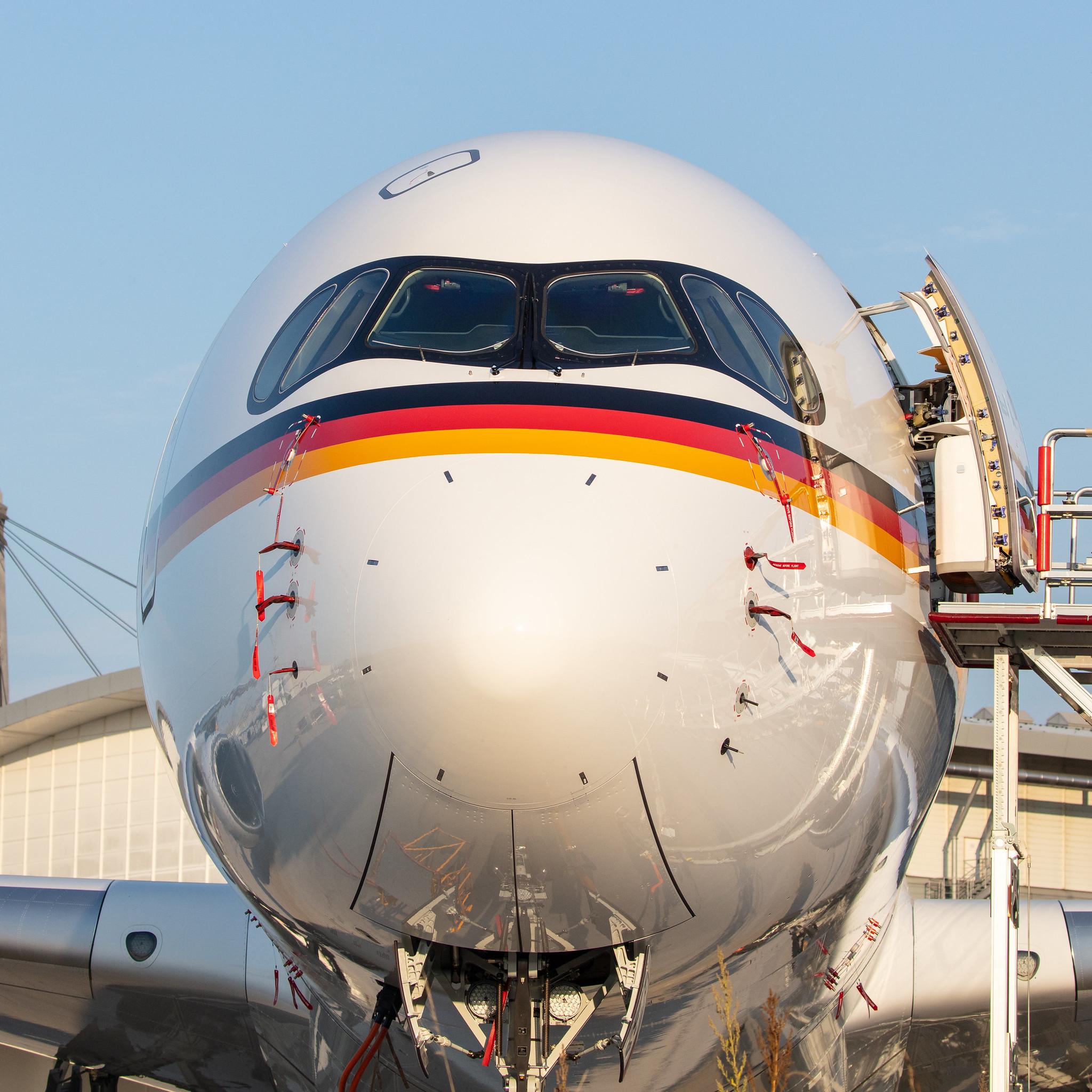 Hamburg Airport: German Air Force (/ GAF) |  Airbus A350-941 A359 | 10+03 (D-AGAF) | MSN 416