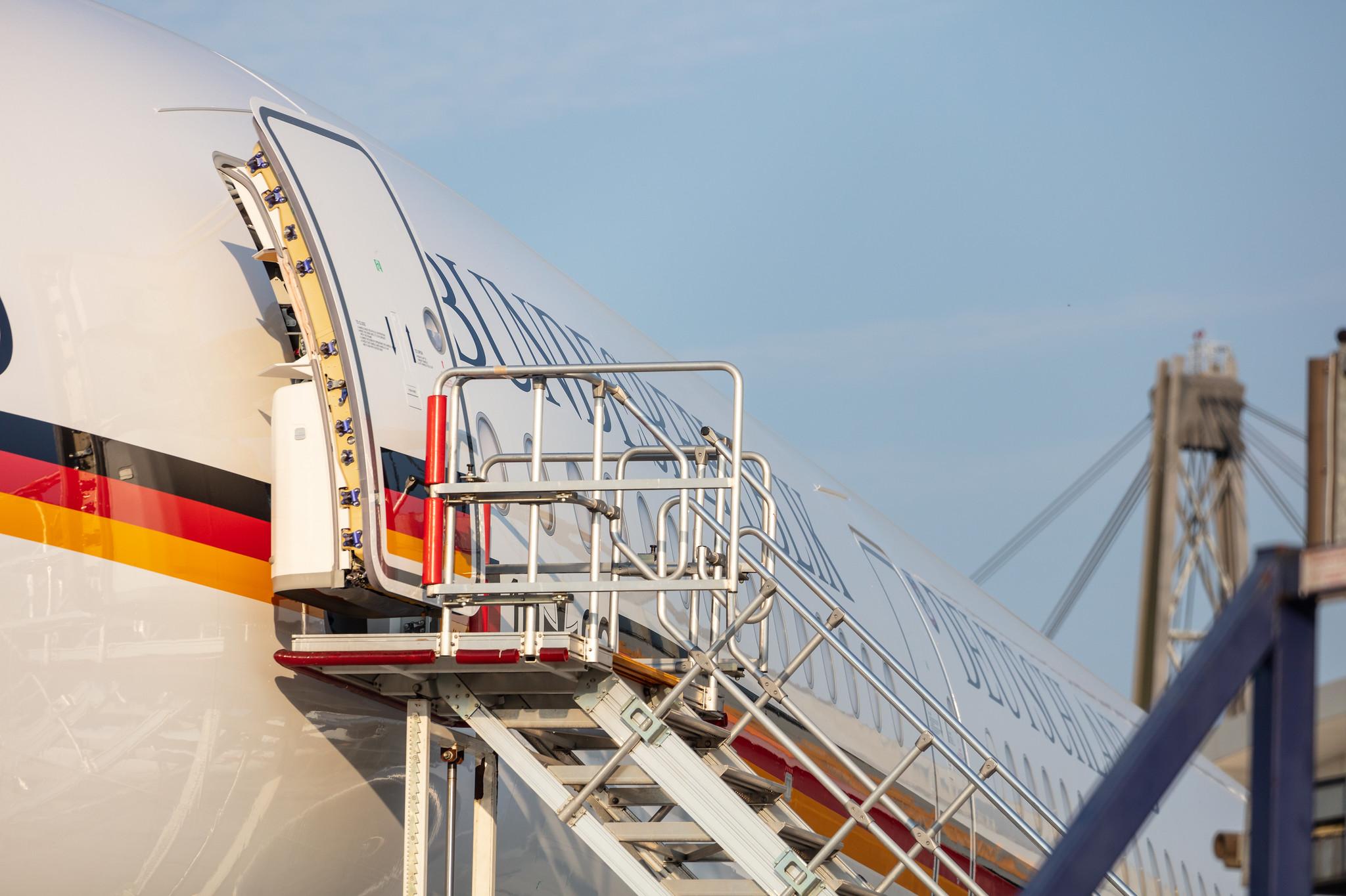 Hamburg Airport: German Air Force (/ GAF) |  Airbus A350-941 A359 | 10+03 (D-AGAF) | MSN 416