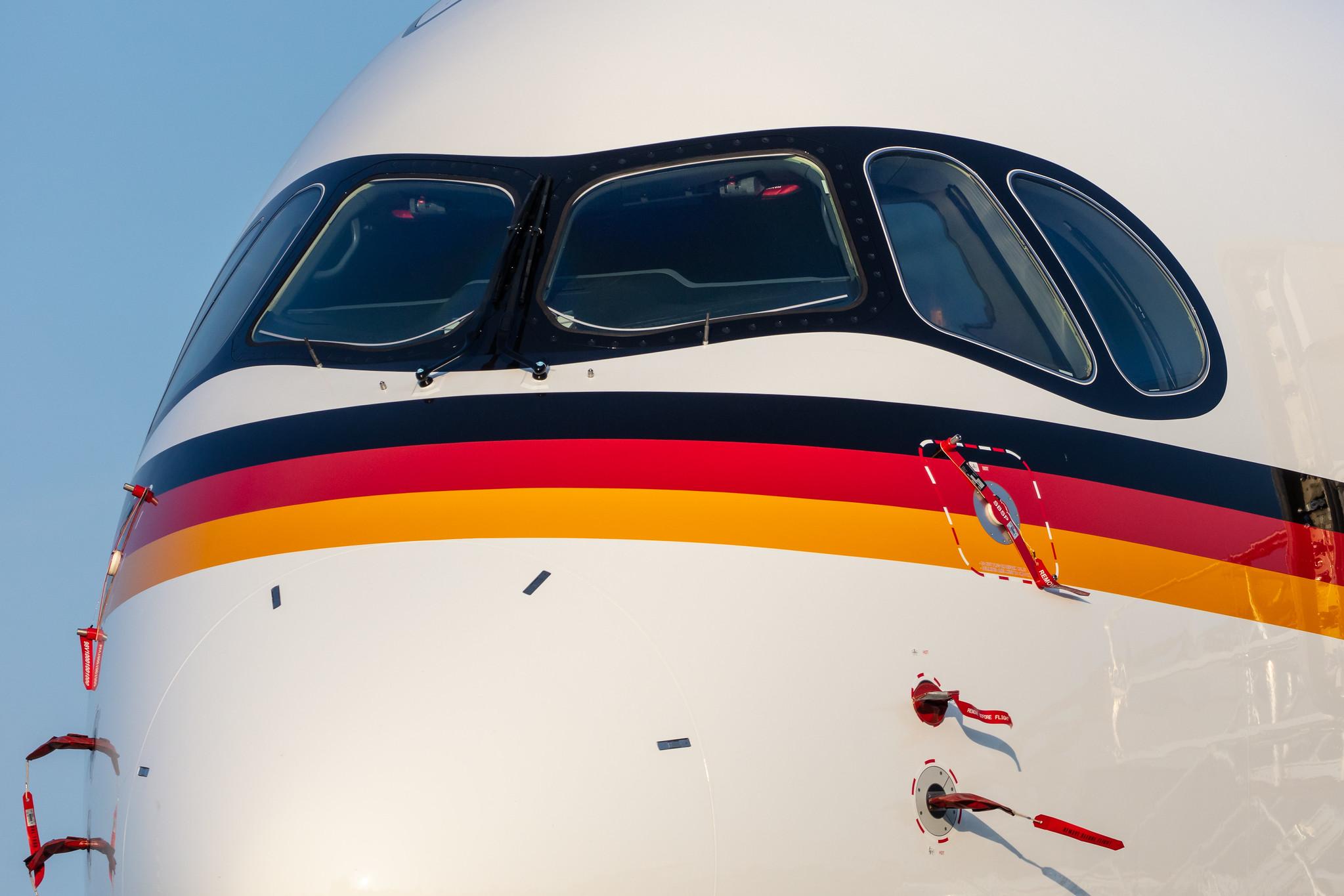 Hamburg Airport: German Air Force (/ GAF) |  Airbus A350-941 A359 | 10+03 (D-AGAF) | MSN 416