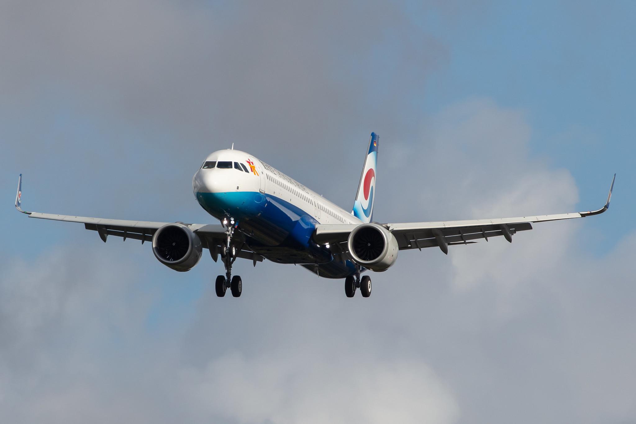 Hamburg Finkenwerder: Chongqing Airlines (OQ / CQN) |  Airbus A321-253NX A21N | D-AVYM (B-30E8) | MSN 9008