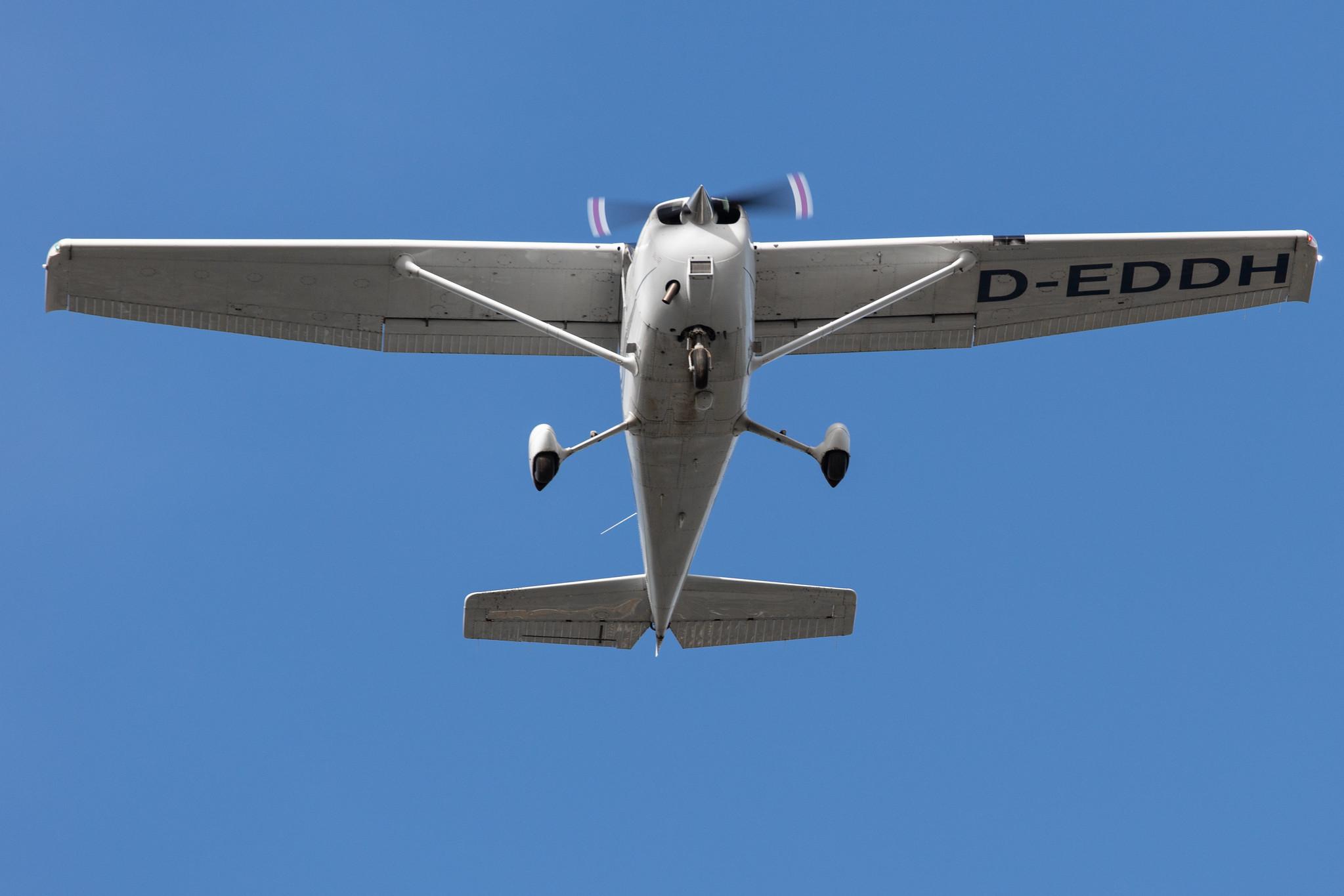 Hamburg Airport: Flugschule Hamburg |  Cessna 172SP Skyhawk C172 | D-EDDH | MSN 172S-10393