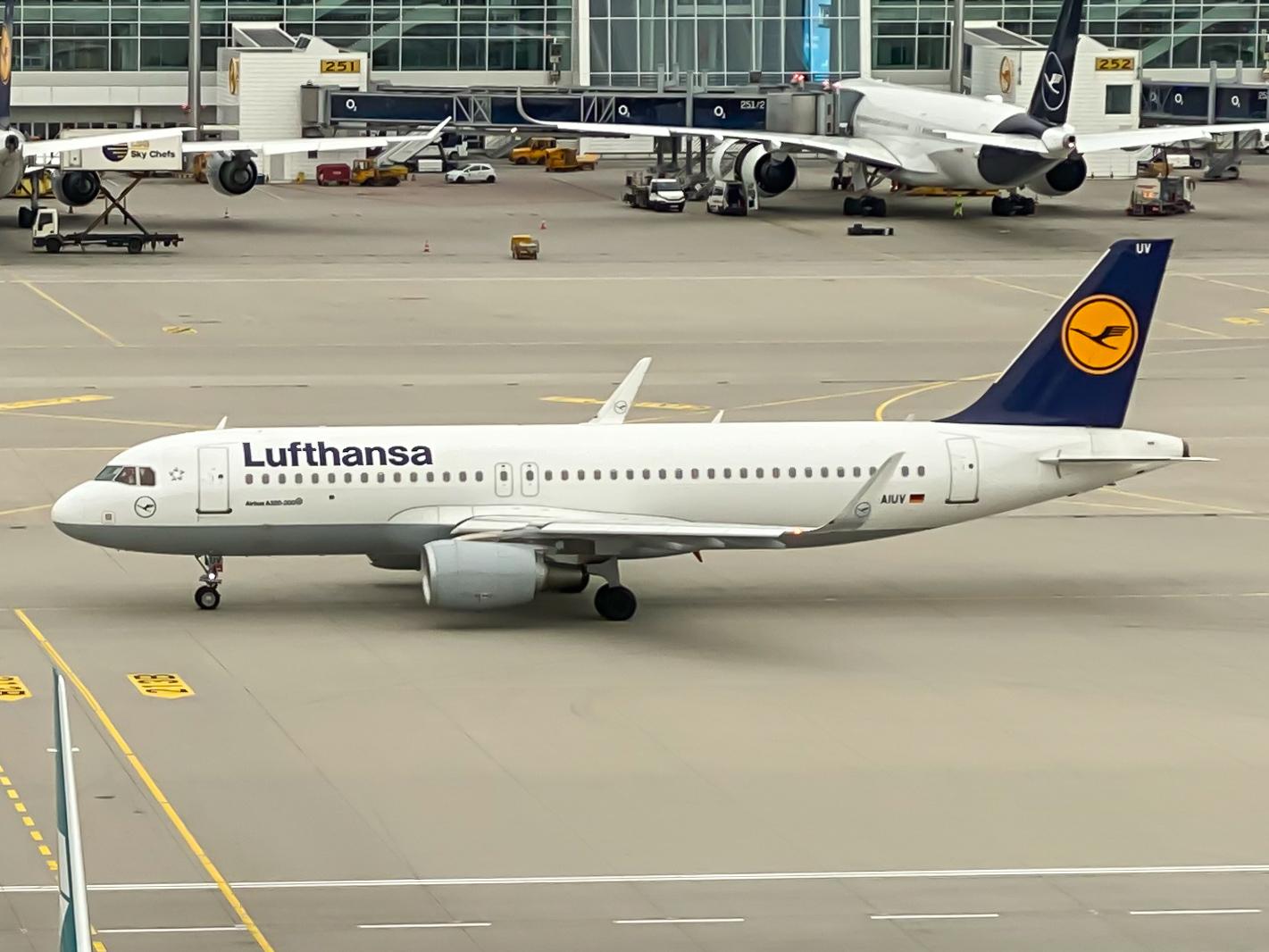 Munich Airport: Lufthansa (LH / DLH) |  Airbus A320-214 A320 | D-AIUV | MSN 7174
