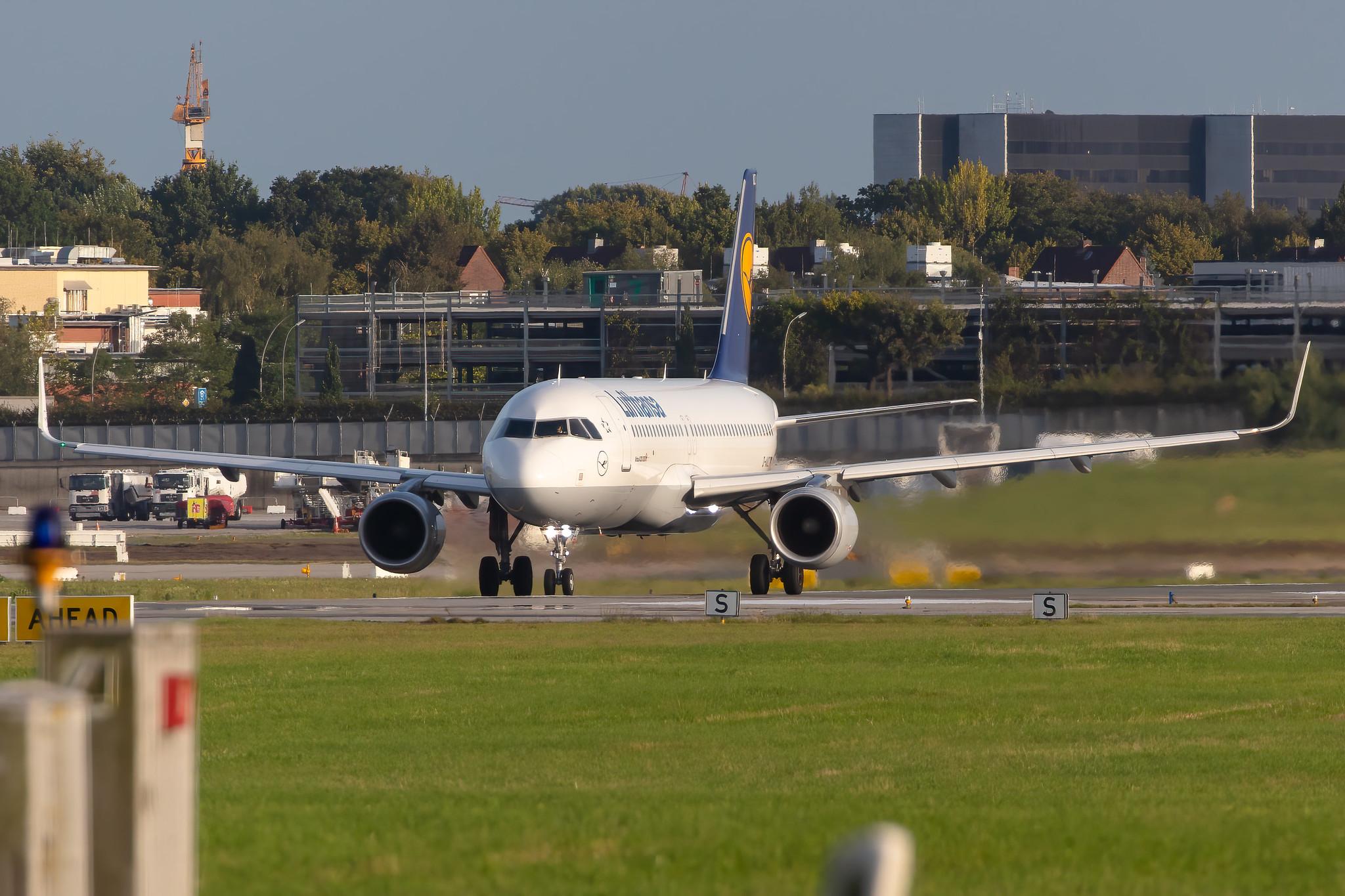 Hamburg Airport: Lufthansa (LH / DLH) |  Airbus A320-214 A320 | D-AIUZ | MSN 7625