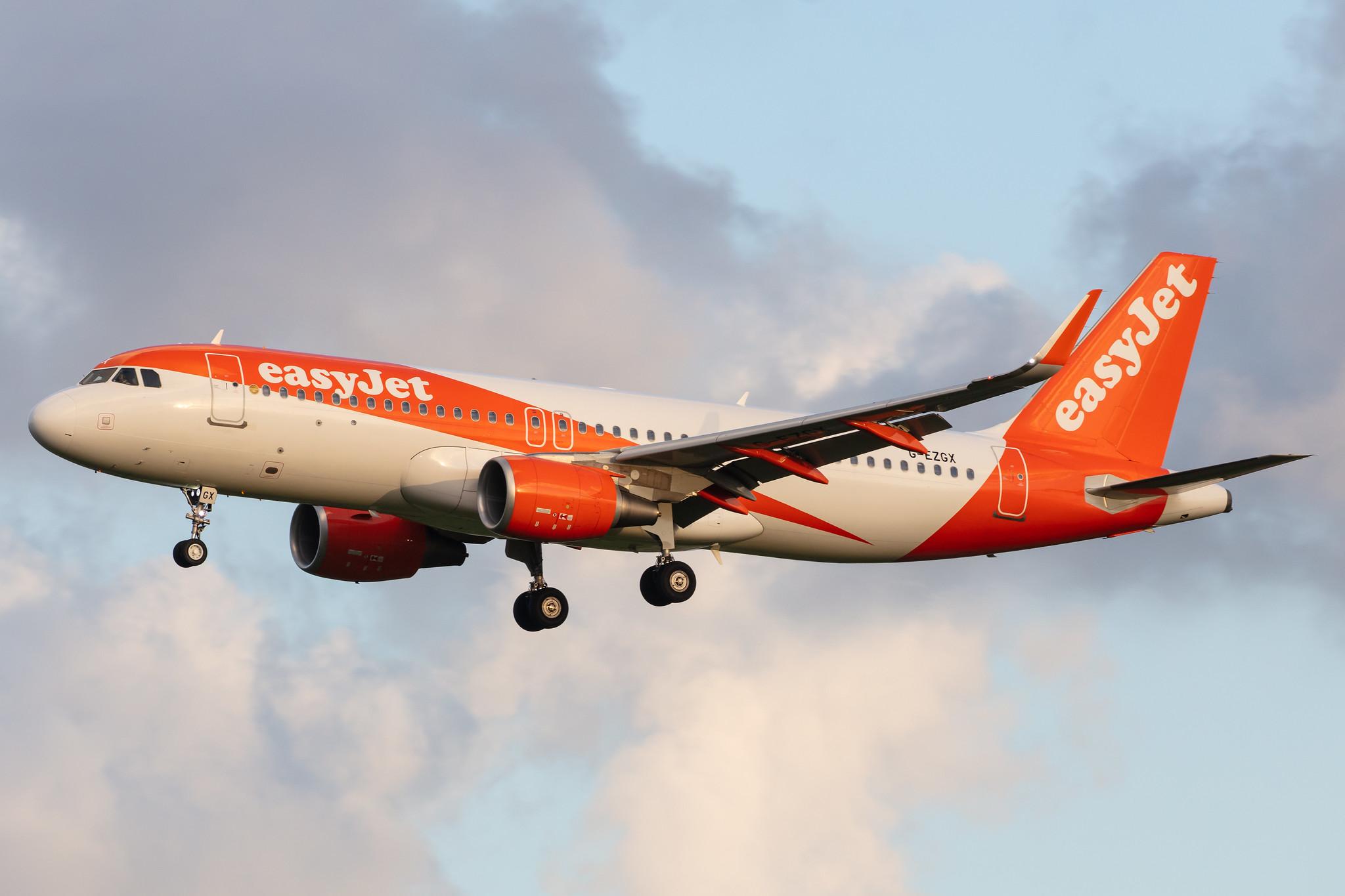 Amsterdam Airport Schiphol: easyJet (U2 / EZY) |  Airbus A320-214 A320 | G-EZGX | MSN 8381