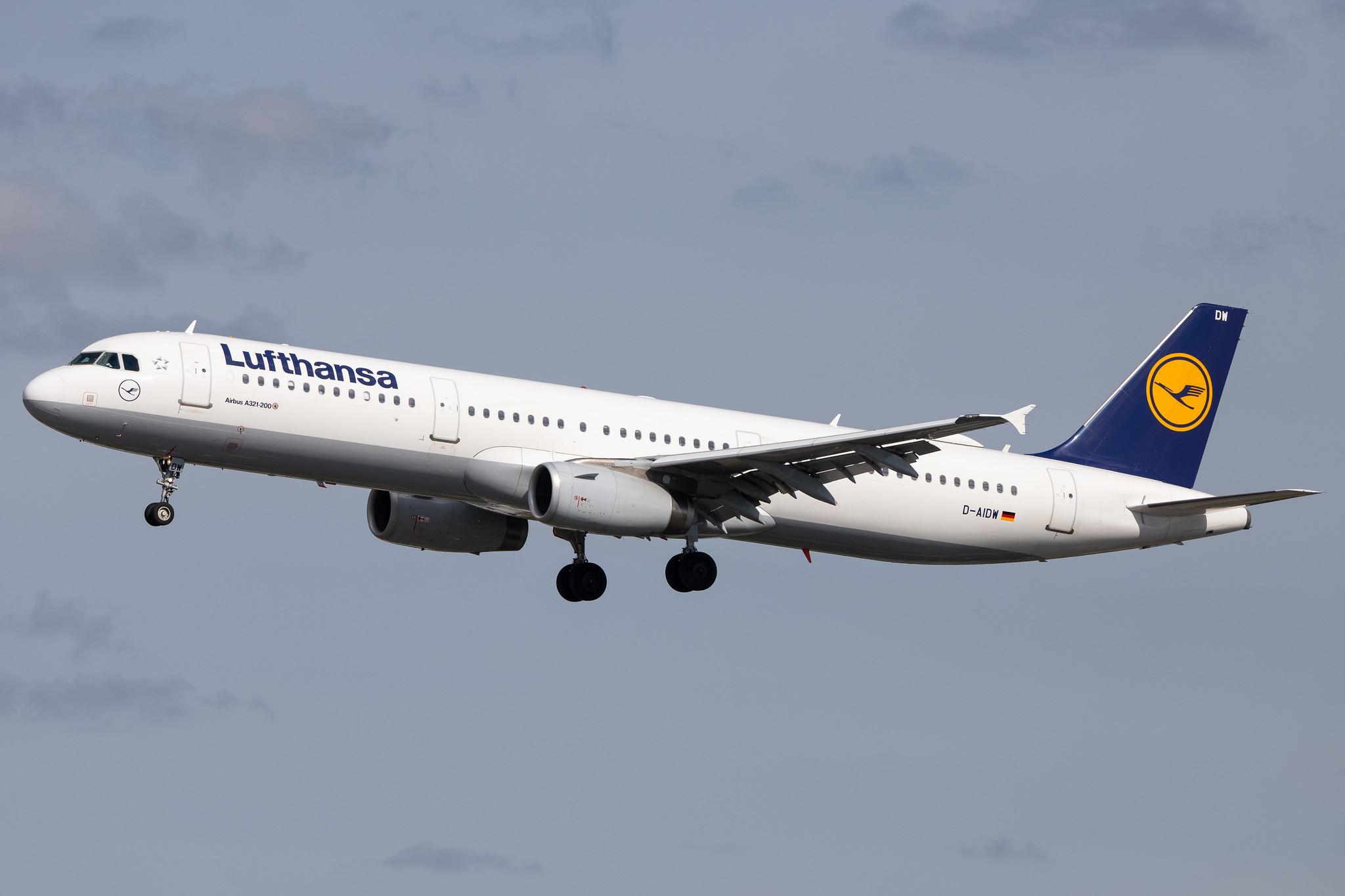 Hamburg Airport: Lufthansa (LH / DLH) |  Airbus A321-231 A321 | D-AIDW | MSN 6415