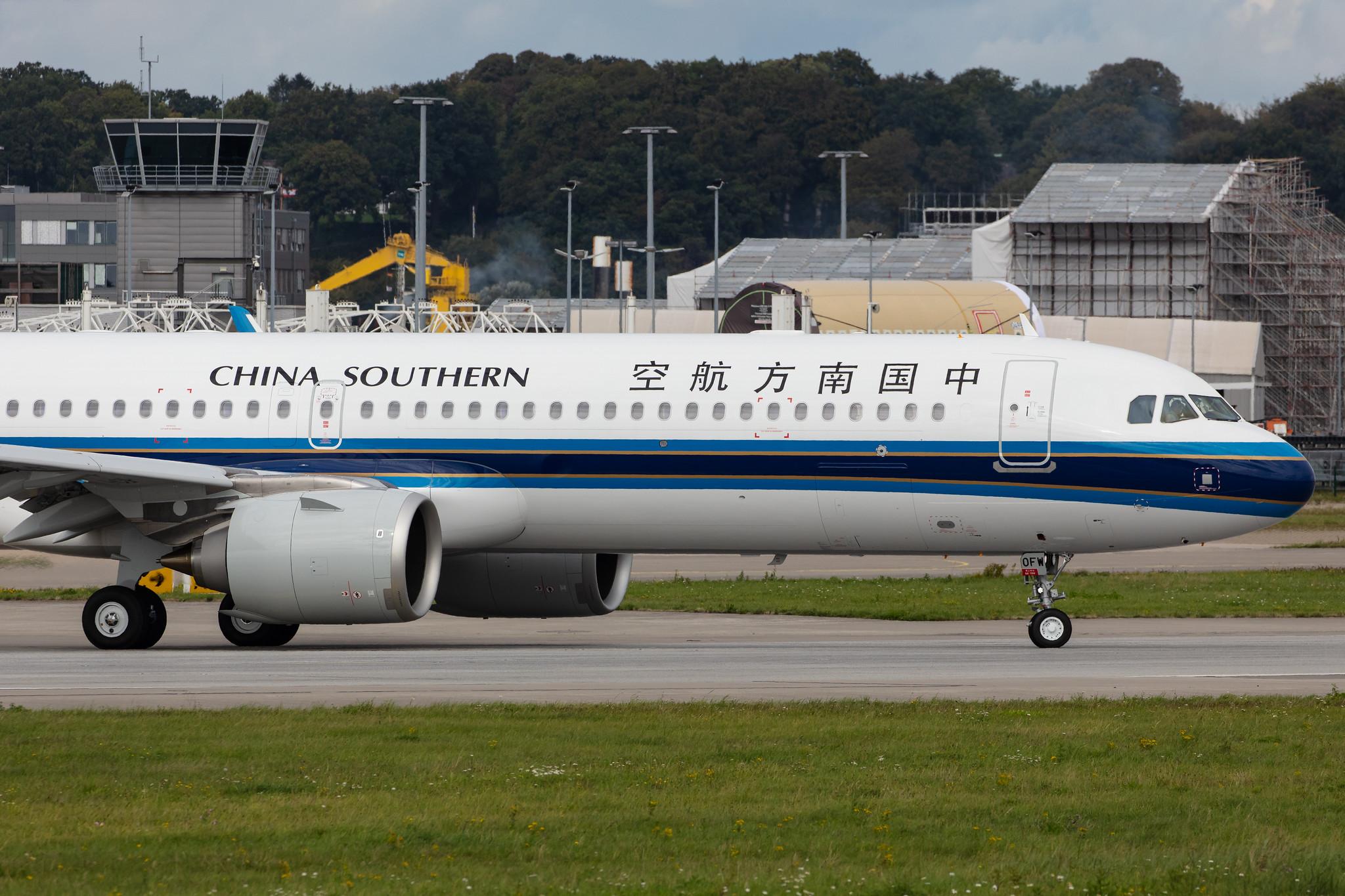 Hamburg Finkenwerder: China Southern Airlines (CZ / CSN) | Airbus A321-253NX A21N | D-AVXV (B-30FW) | MSN 9477