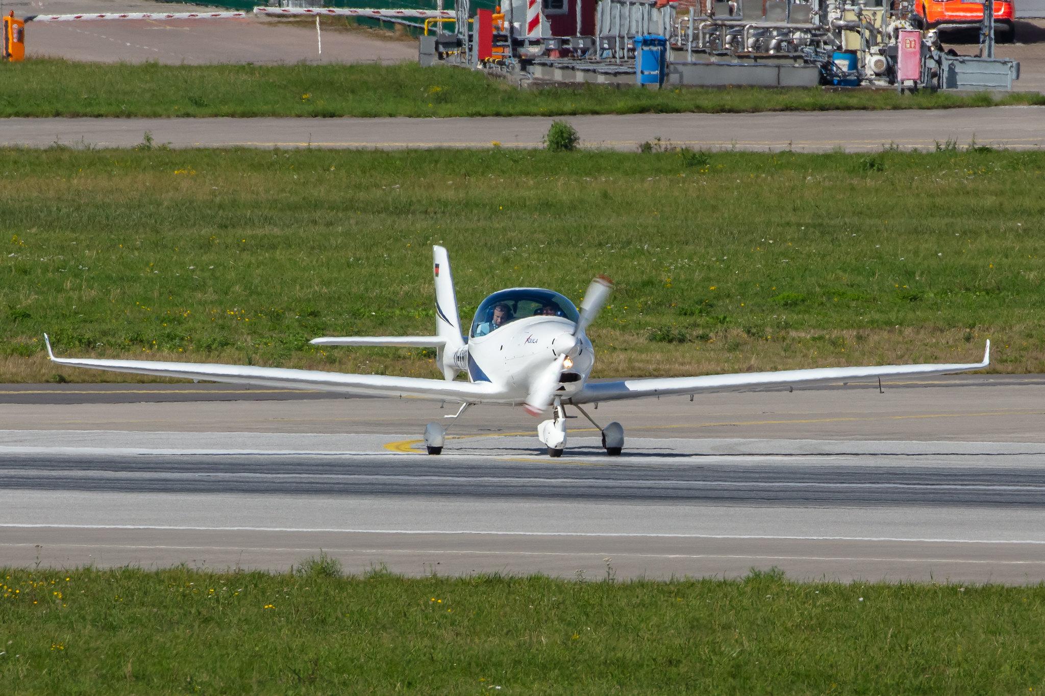 Hamburg Finkenwerder: Private owner |  Aquila A211 A210 | D-EHID | MSN AT01-100A-344