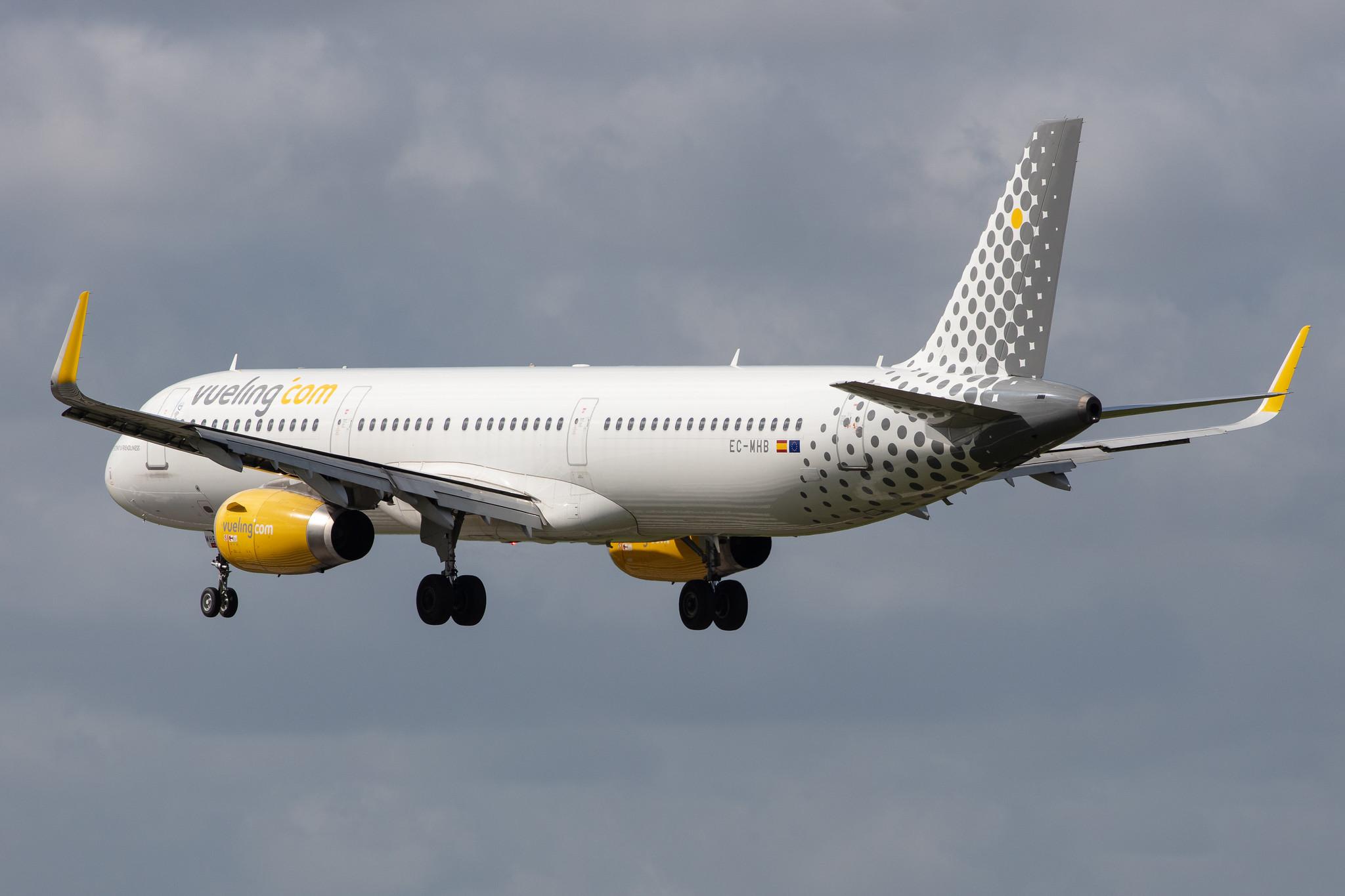 Amsterdam Airport Schiphol: Vueling (VY / VLG) |  Airbus A321-231 A321 | EC-MHB | MSN 6691