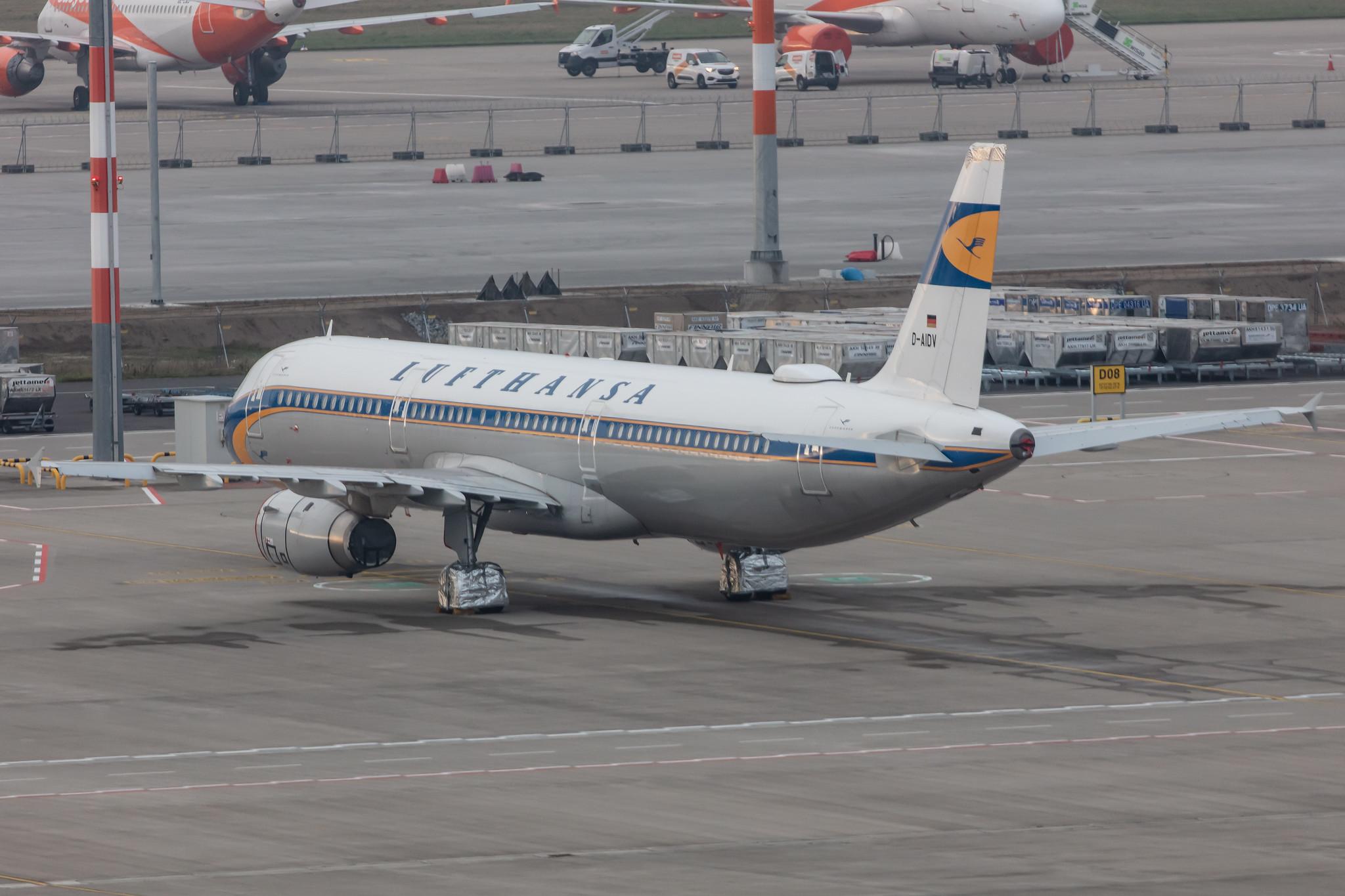 Flughafen Berlin Brandenburg: Lufthansa (LH / DLH) |  Livery: Retro livery |  Airbus A321-231 A321 | D-AIDV | MSN 5413