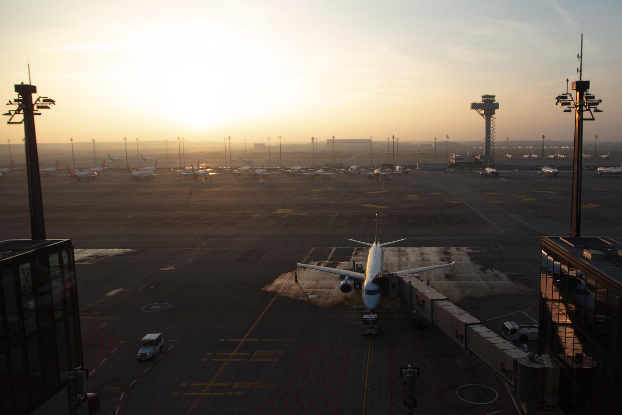 Flughafen Berlin Brandenburg: TAP Express (NI / PGA) |  Embraer E190LR E190 | CS-TPO | MSN 19000432