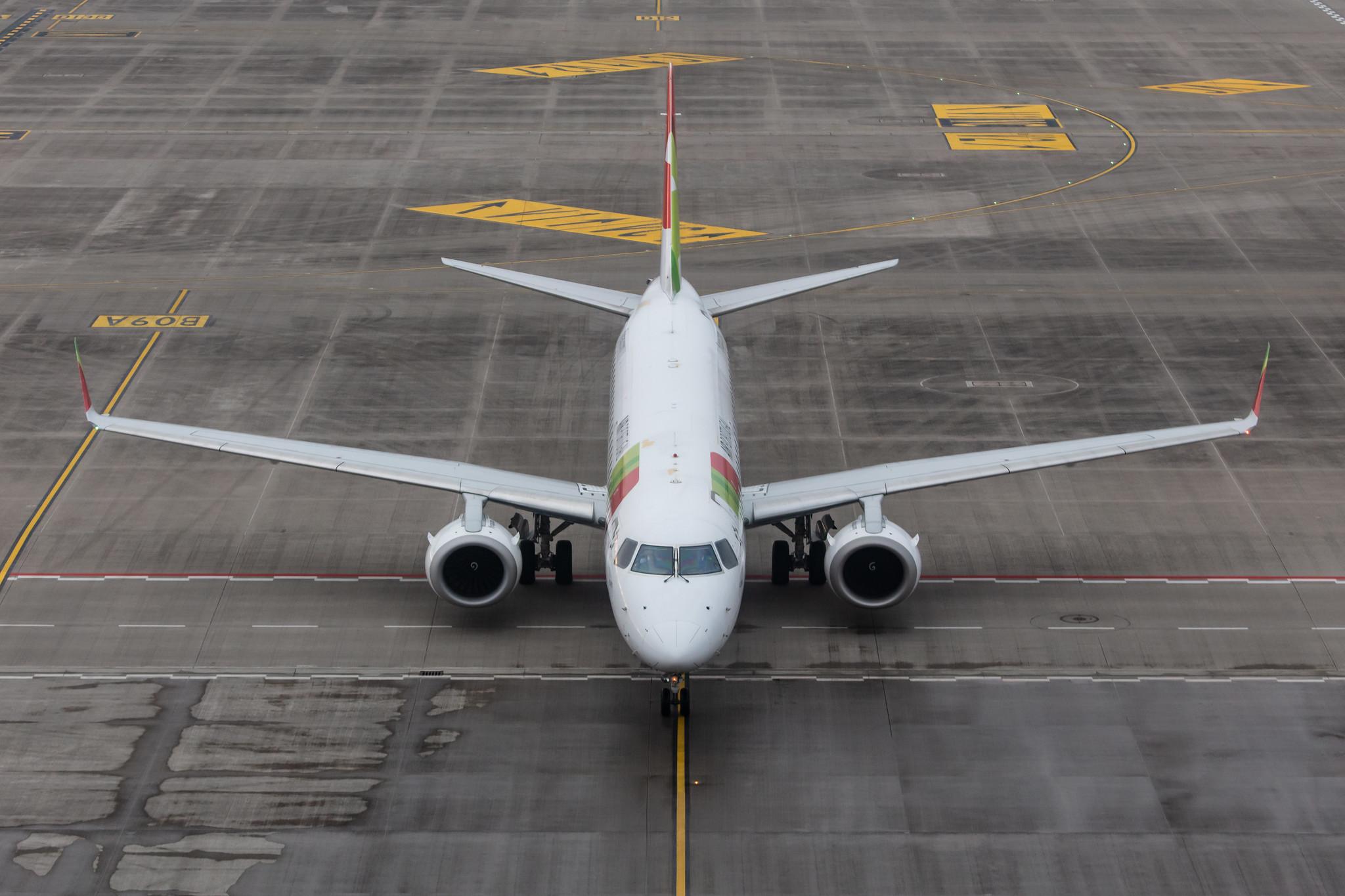 Flughafen Berlin Brandenburg: TAP Express (NI / PGA) |  Embraer E190LR E190 | CS-TPO | MSN 19000432