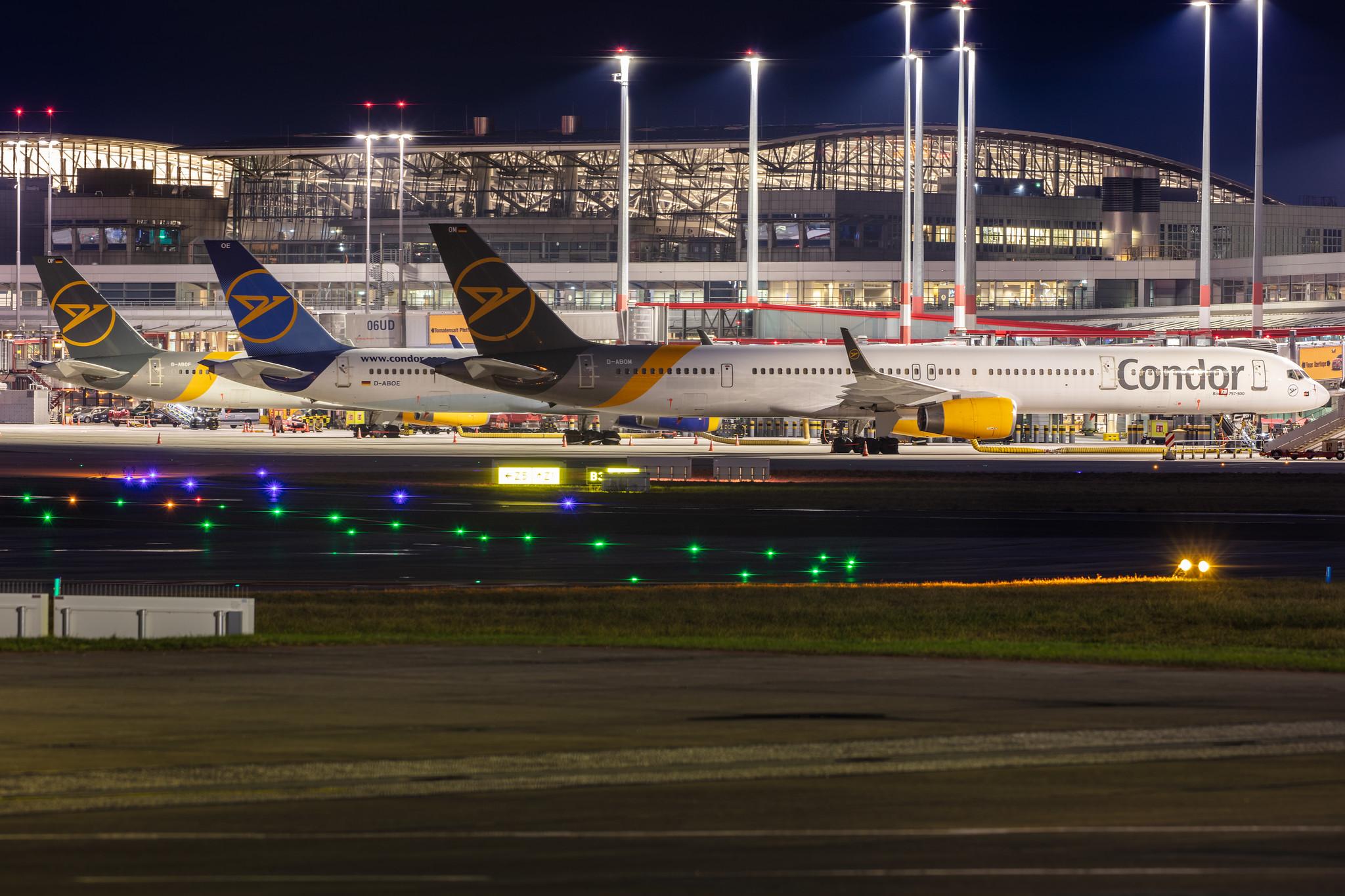 Hamburg Airport: Condor (DE / CFG) |  Boeing 757-330 B753 | D-ABOM | MSN 29022