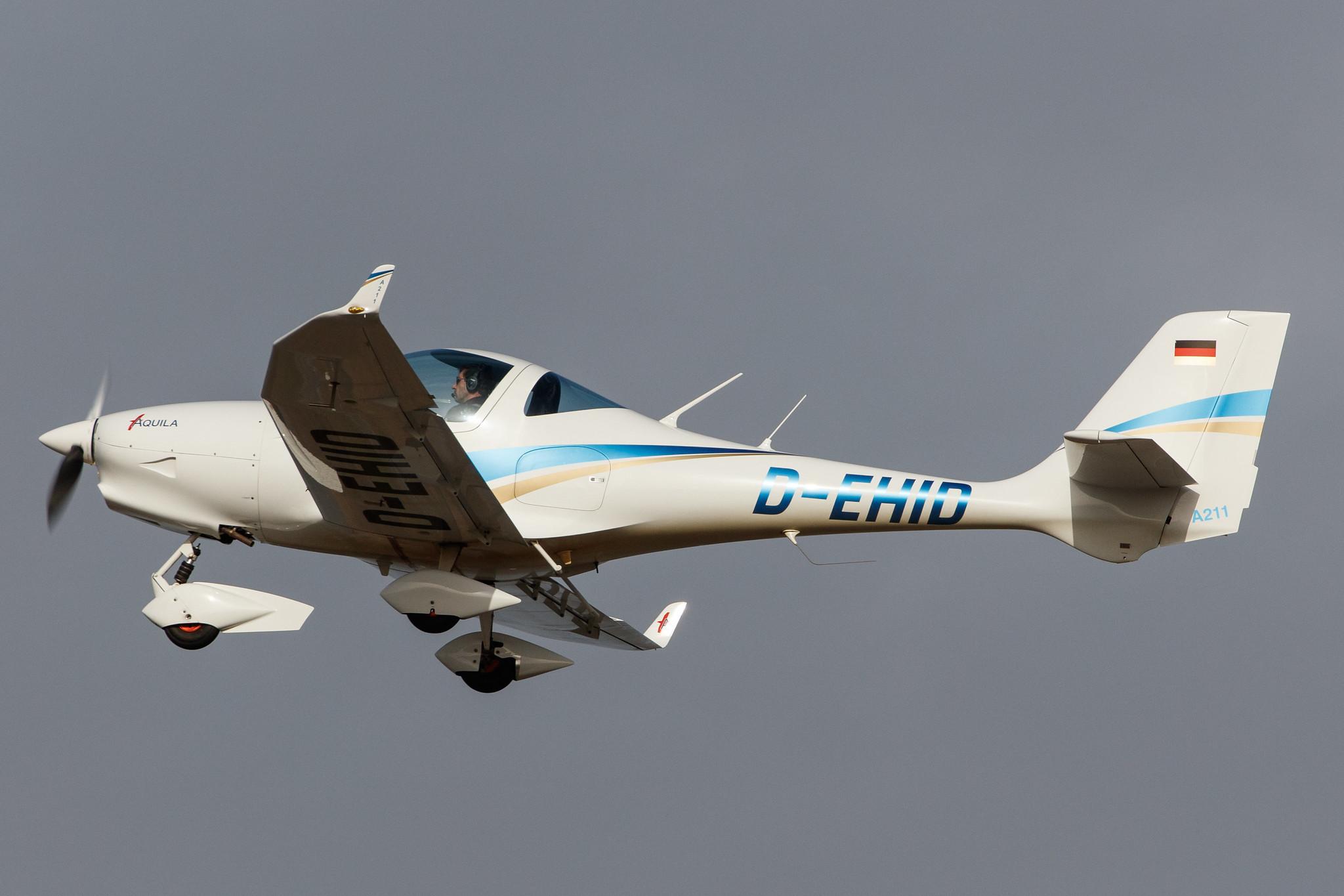 Hamburg Finkenwerder: Private Owner |  Aquila A211 A210 | D-EHID | MSN AT01-100A-344