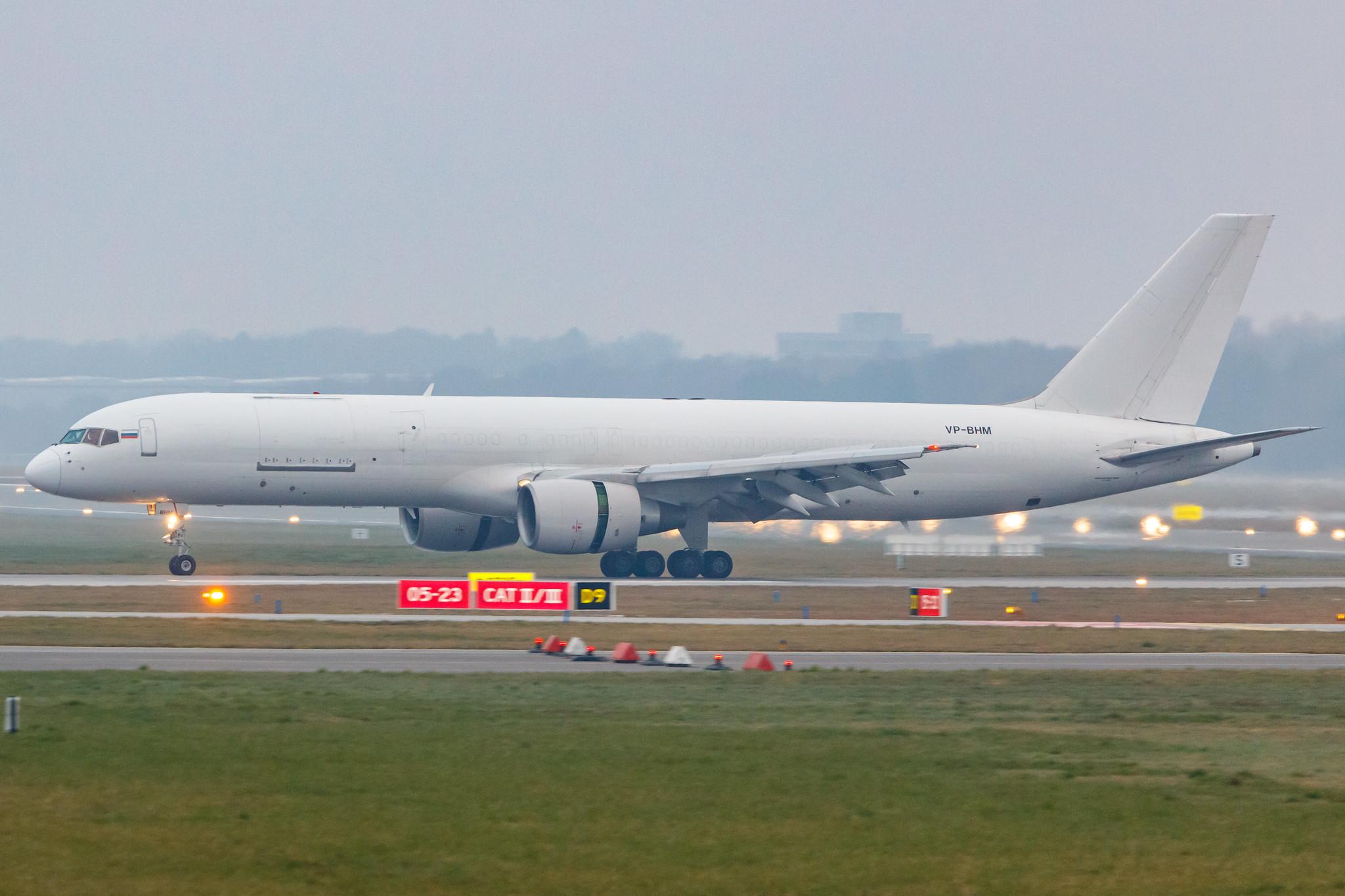Hamburg Airport: E-Cargo Airlines (RF / ERF) |  Boeing 757-222(PCF) B752 | VP-BHM | MSN 25368