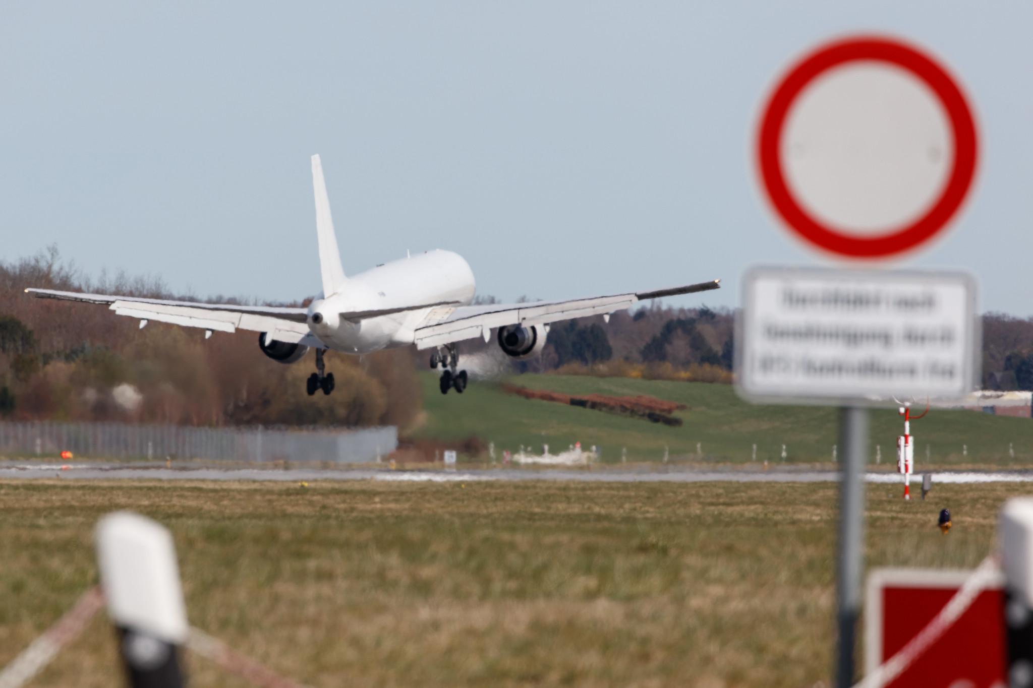 Hamburg Airport: E-Cargo Airlines (RF / ERF) |  Boeing 757-222(PCF) B752 | VP-BHM | MSN 25368