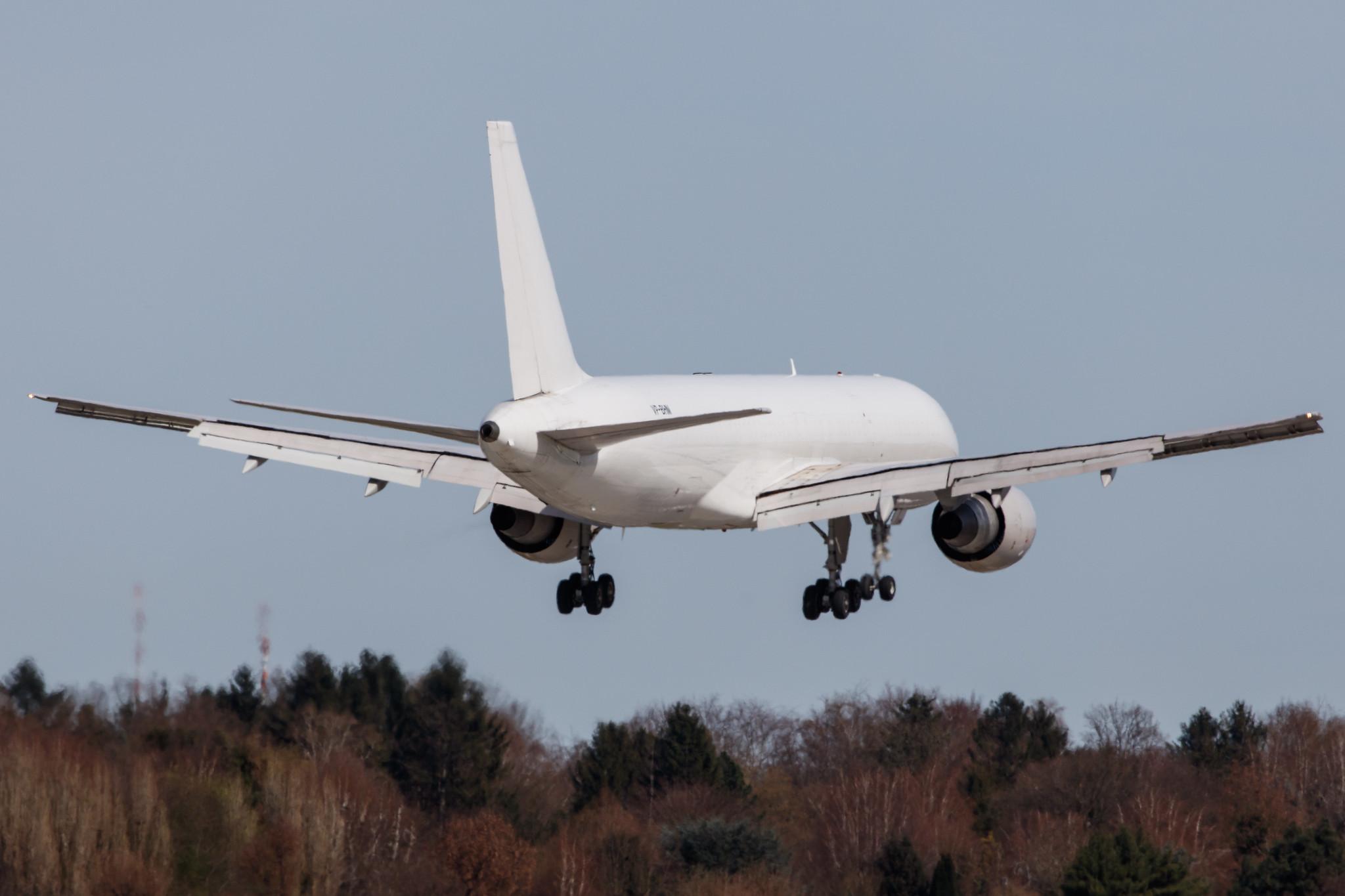 Hamburg Airport: E-Cargo Airlines (RF / ERF) |  Boeing 757-222(PCF) B752 | VP-BHM | MSN 25368