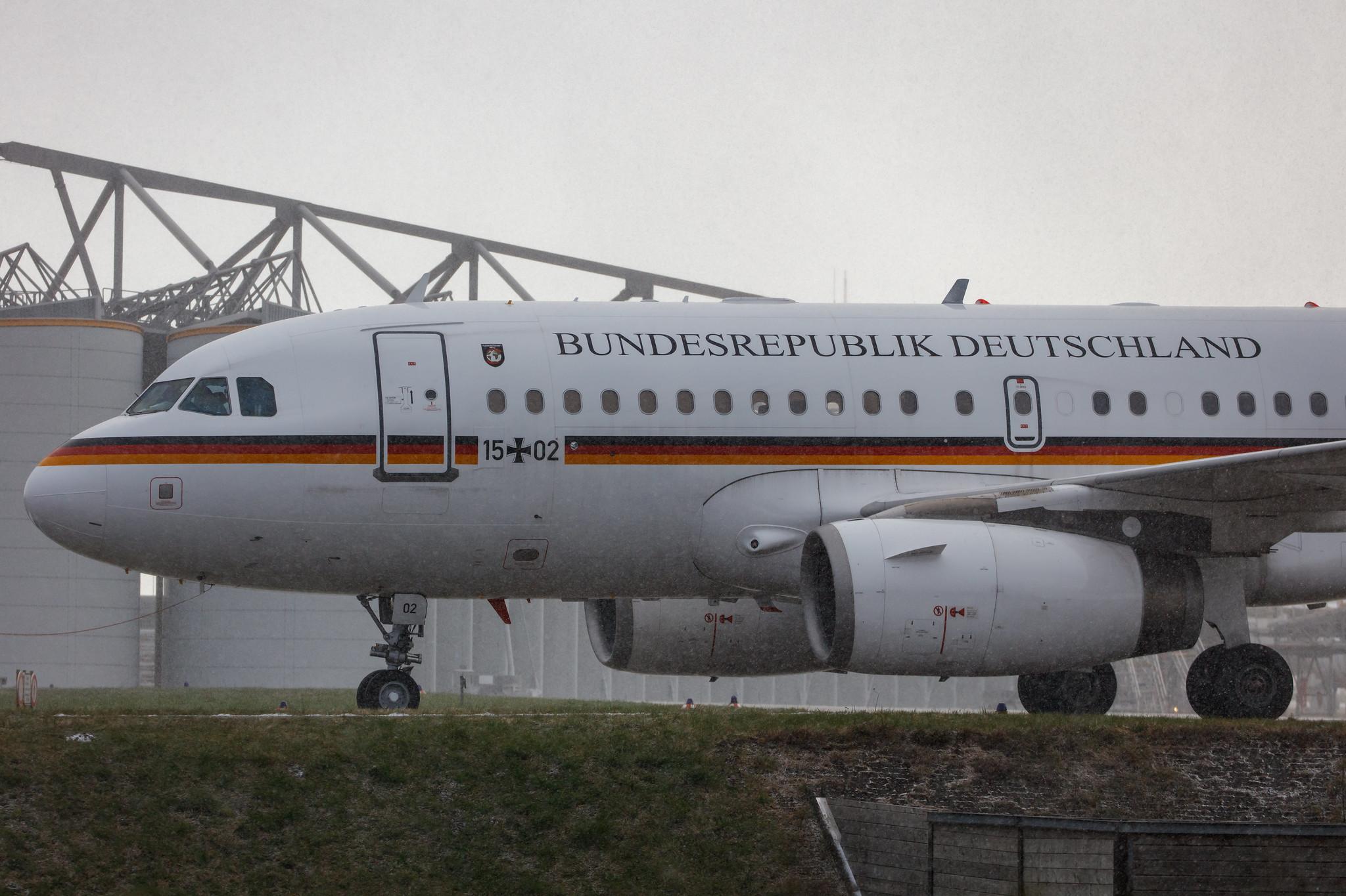 Hamburg Airport: German Air Force (/ GAF) | Airbus A319-133(CJ) A319 | 15+02 | MSN 4060