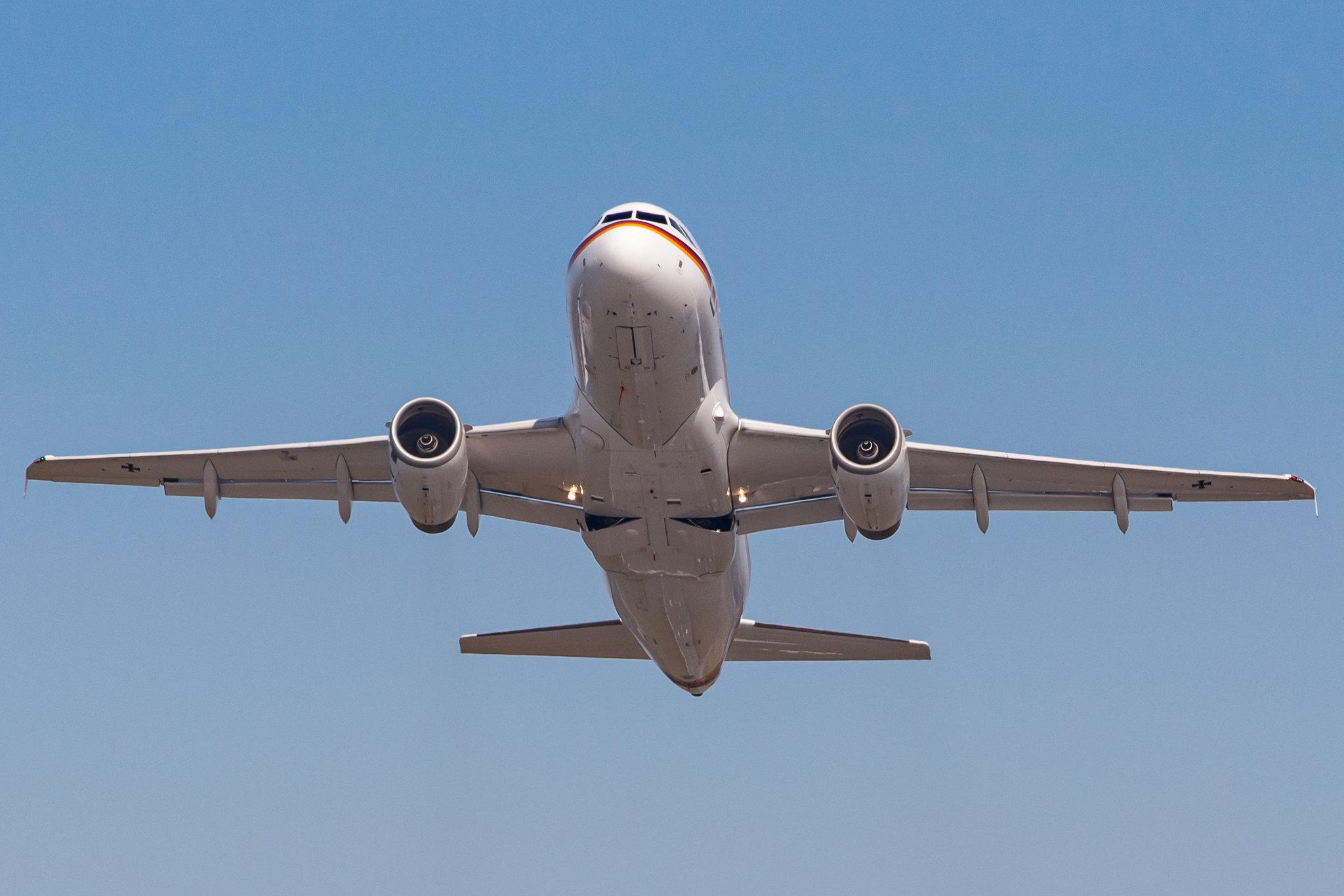 Hamburg Airport: German Air Force (/ GAF) |  Airbus A319-133(CJ) A319 | 15+01 | MSN 3897