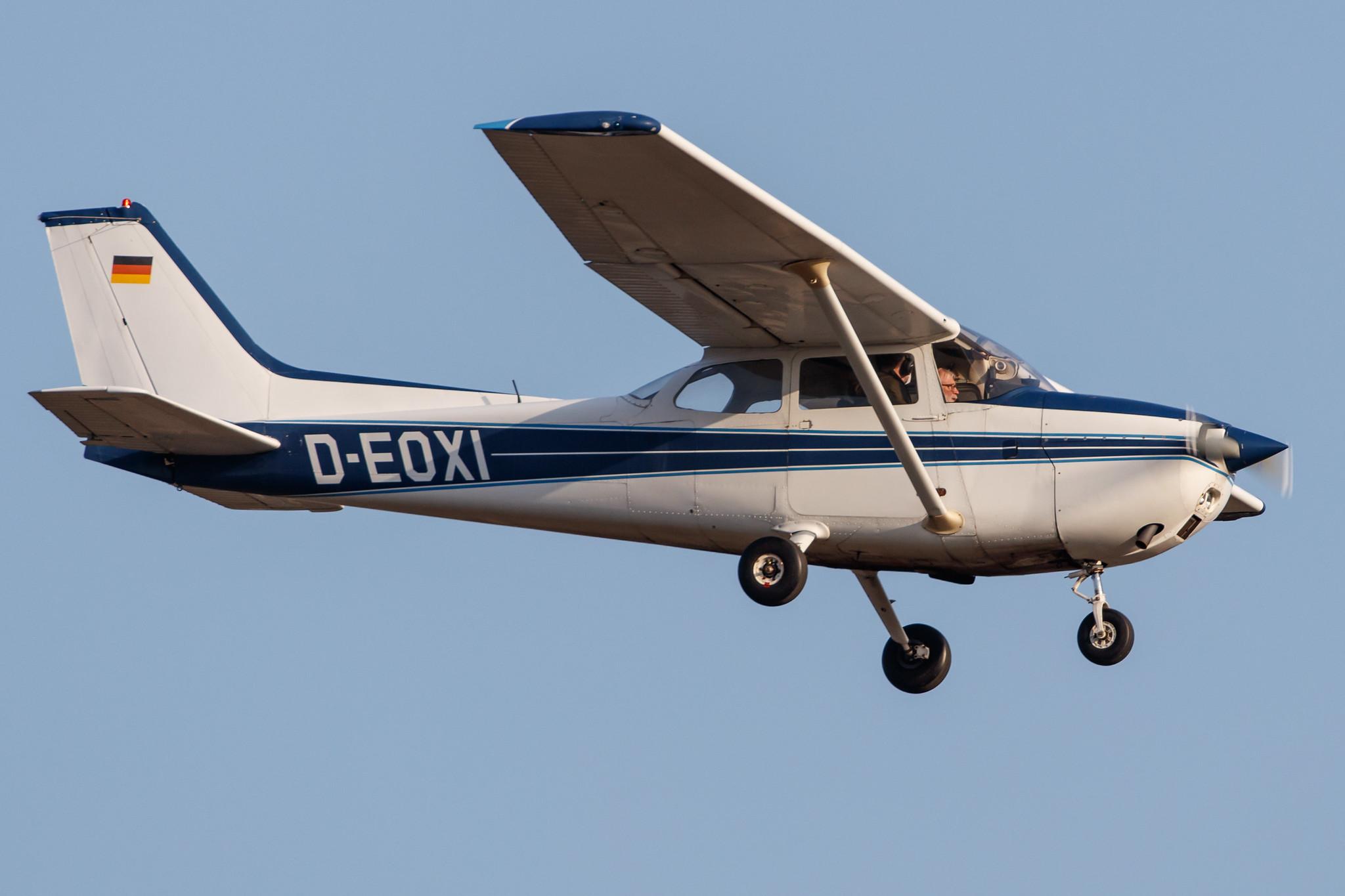 Hamburg Airport: Private owner |  Cessna 172M Skyhawk C172 | D-EOXI | MSN F17201419
