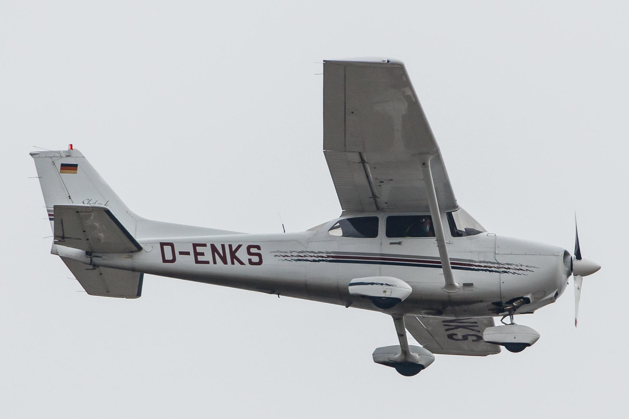 Hamburg Airport: Hanseatischer Fliegerclub Hamburg |  Cessna 172R C172 | D-ENKS | MSN 172-80136
